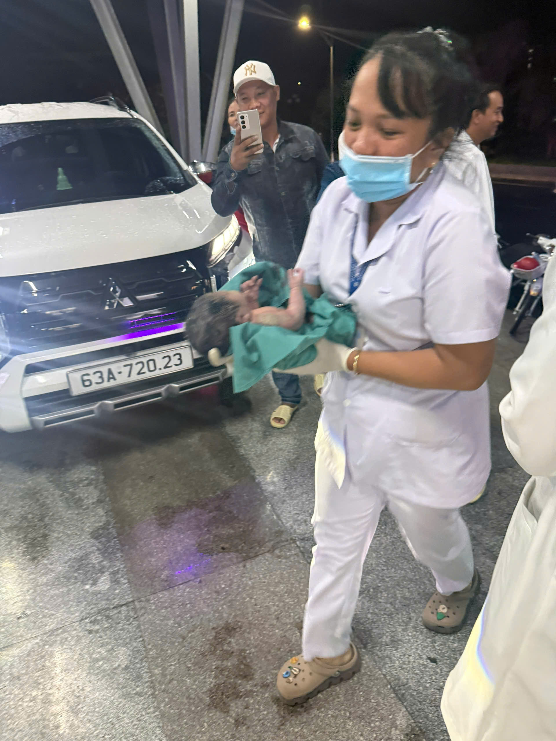 Sản phụ sinh con tr&ecirc;n xe kh&aacute;ch, may mắn c&oacute; CSGT hỗ trợ n&ecirc;n an to&agrave;n - Ảnh 3.