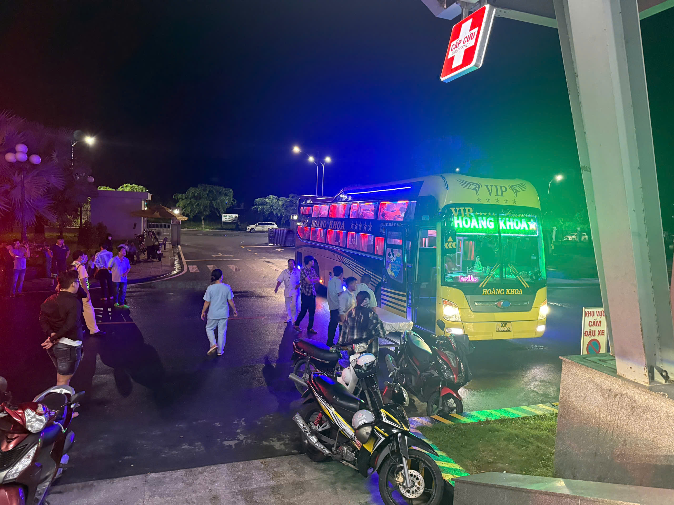 Sản phụ sinh con tr&ecirc;n xe kh&aacute;ch, may mắn c&oacute; CSGT hỗ trợ n&ecirc;n an to&agrave;n - Ảnh 1.