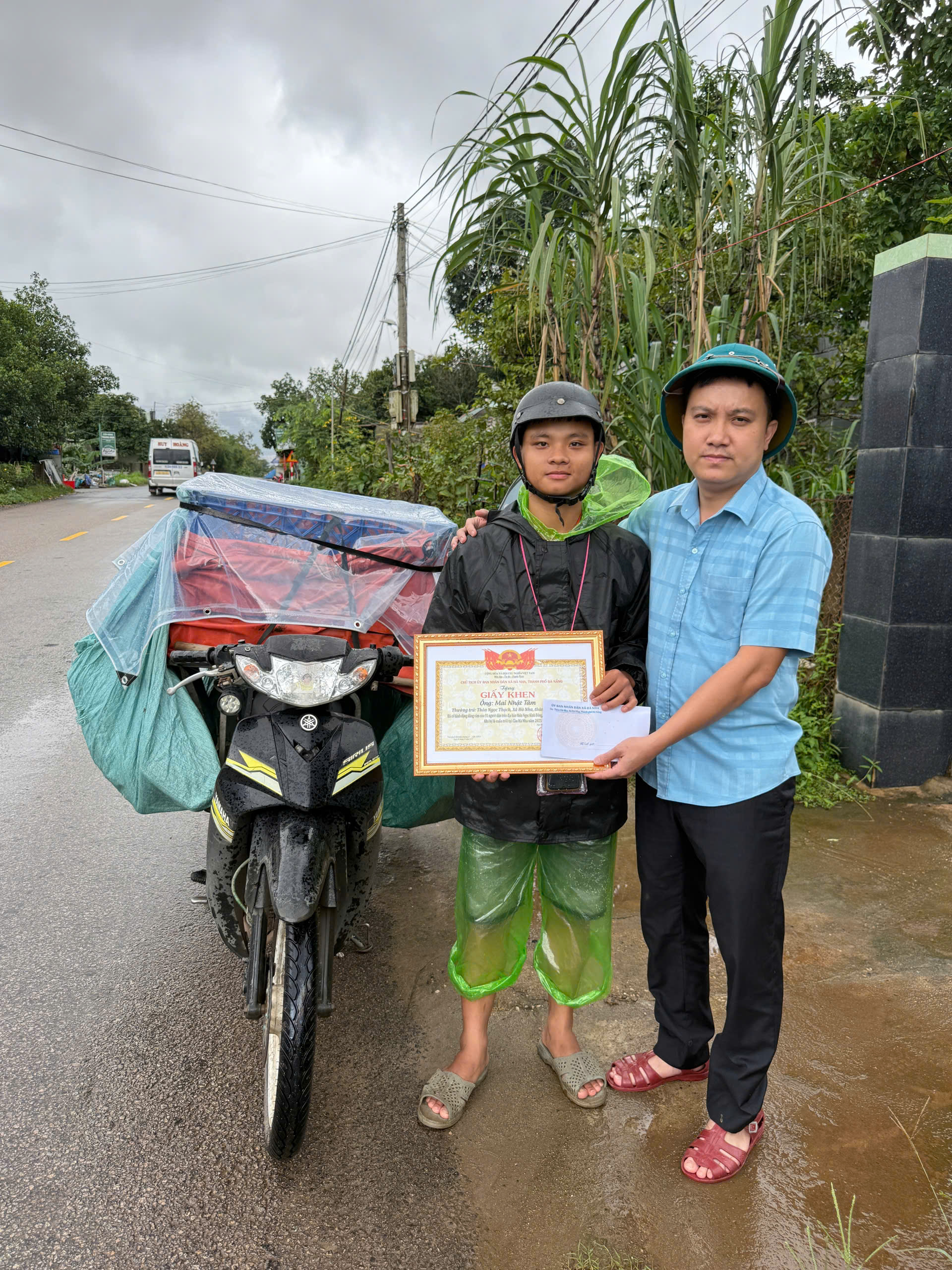 Khen thưởng công dân dũng cảm cứu người giữa lũ dữ ở Đà Nẵng - Ảnh 1.