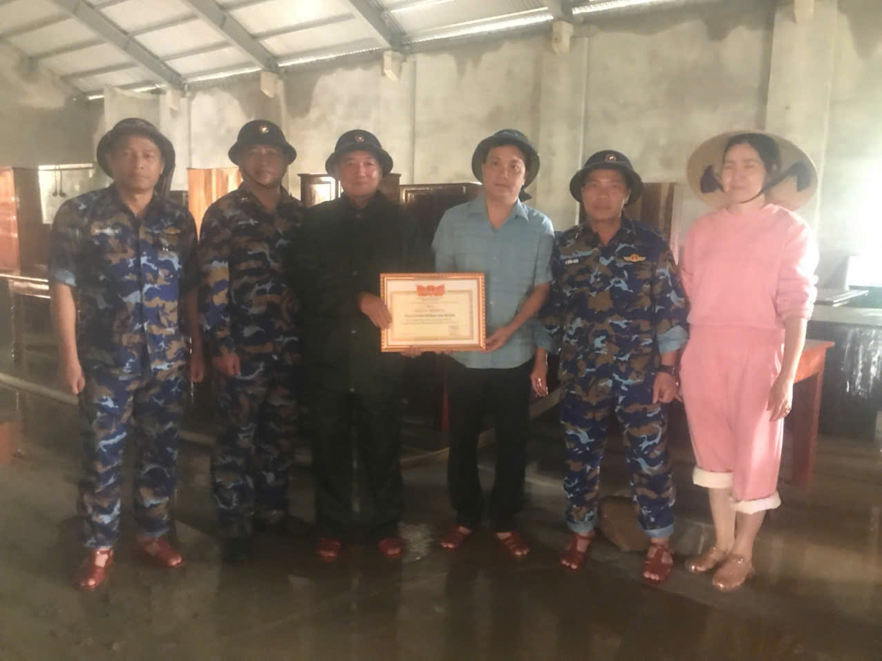 Khen thưởng công dân dũng cảm cứu người giữa lũ dữ ở Đà Nẵng - Ảnh 4.