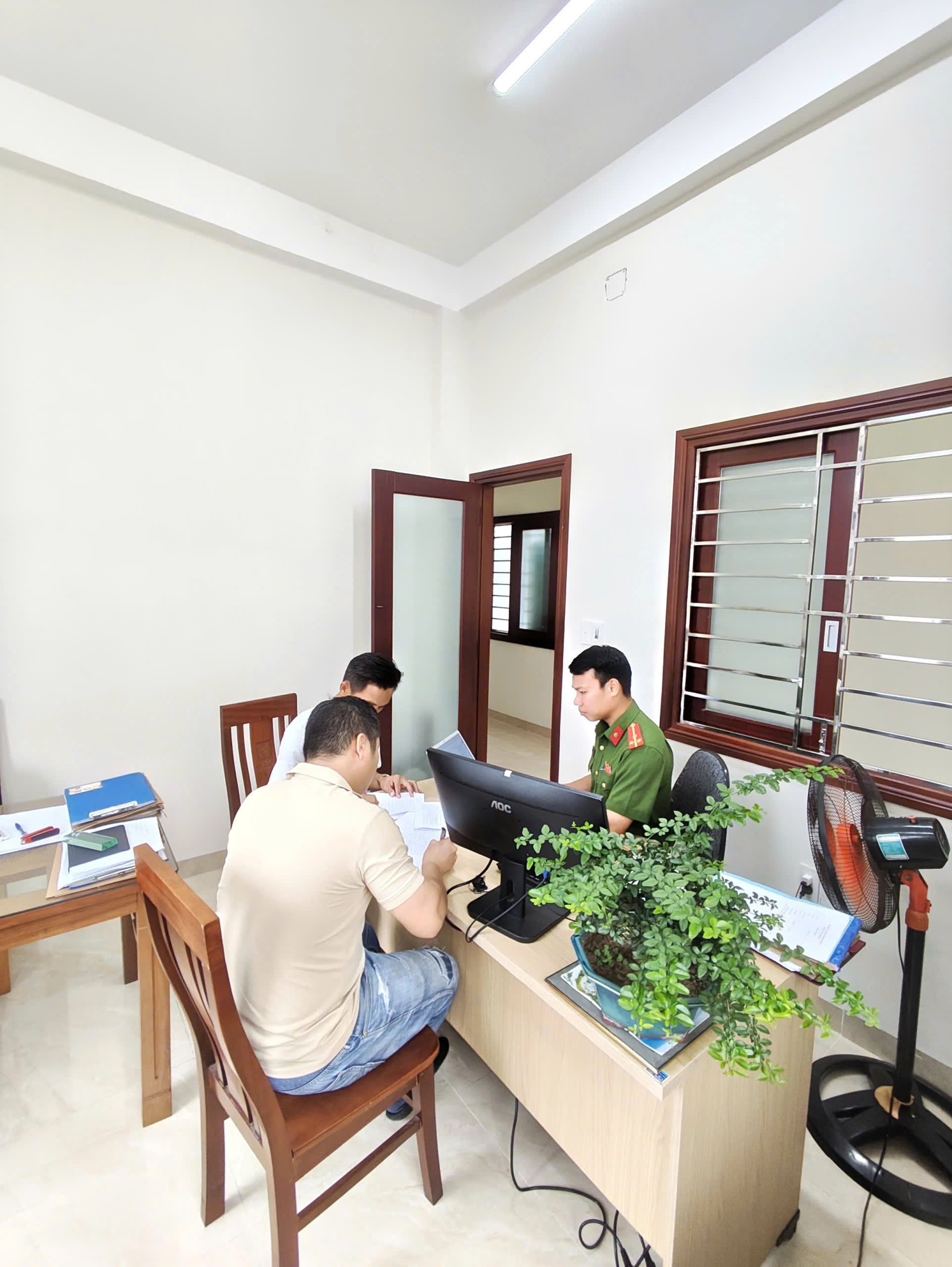 Phạt 3 thanh niên đăng ảnh “nhạy cảm” của người khác lên nhóm Zalo - Ảnh 2.