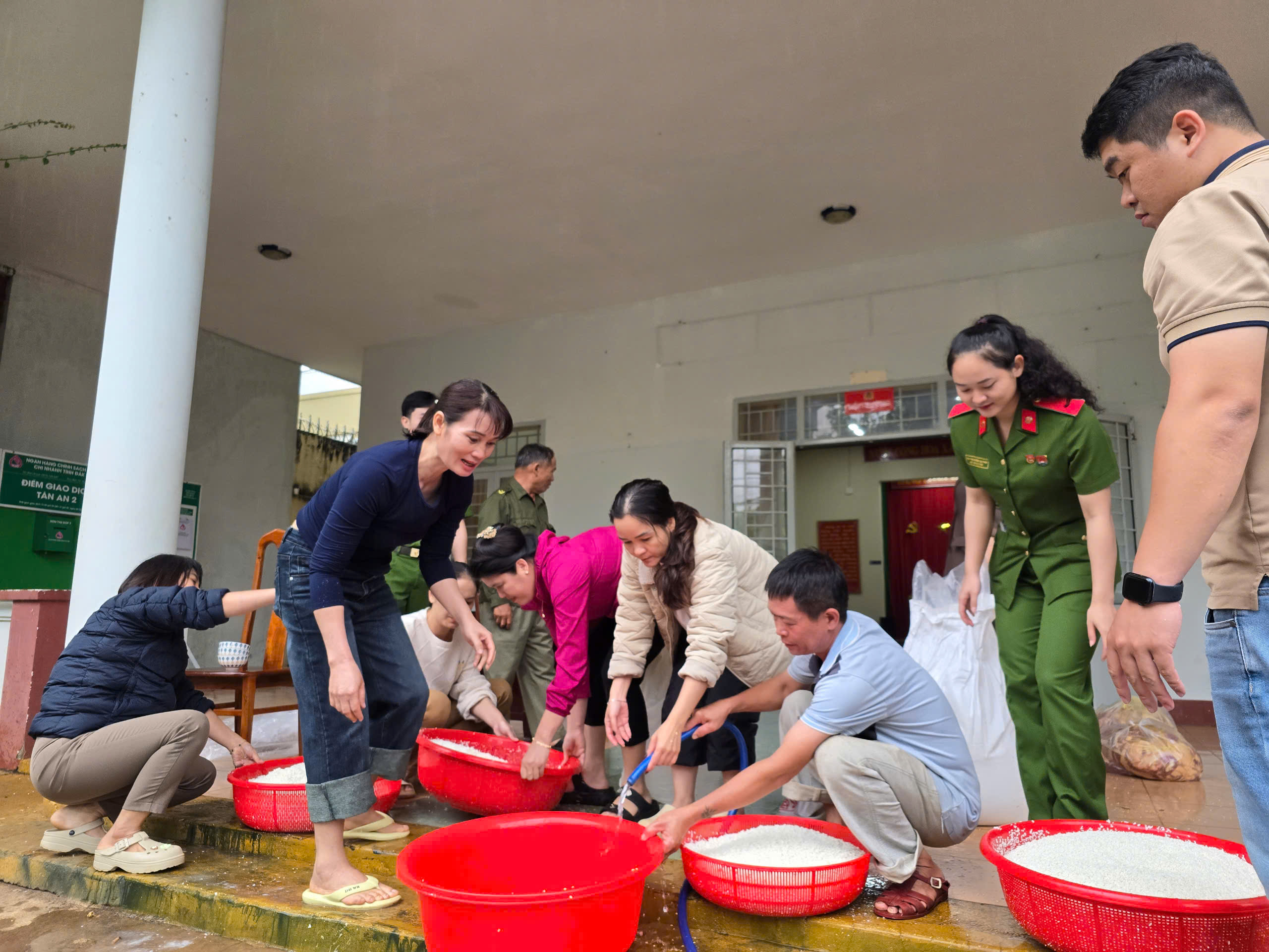 Gói hàng ngàn bánh chưng , bánh tét cứu trợ lũ lụt cho đồng bào Đắk Lắk - Ảnh 5.