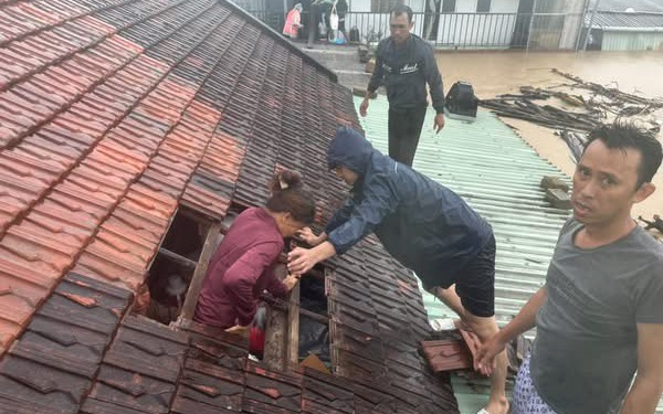 Thủ tướng: Tuyệt đối không để người dân trên nóc nhà kêu cứu mà không được cứu kịp thời
