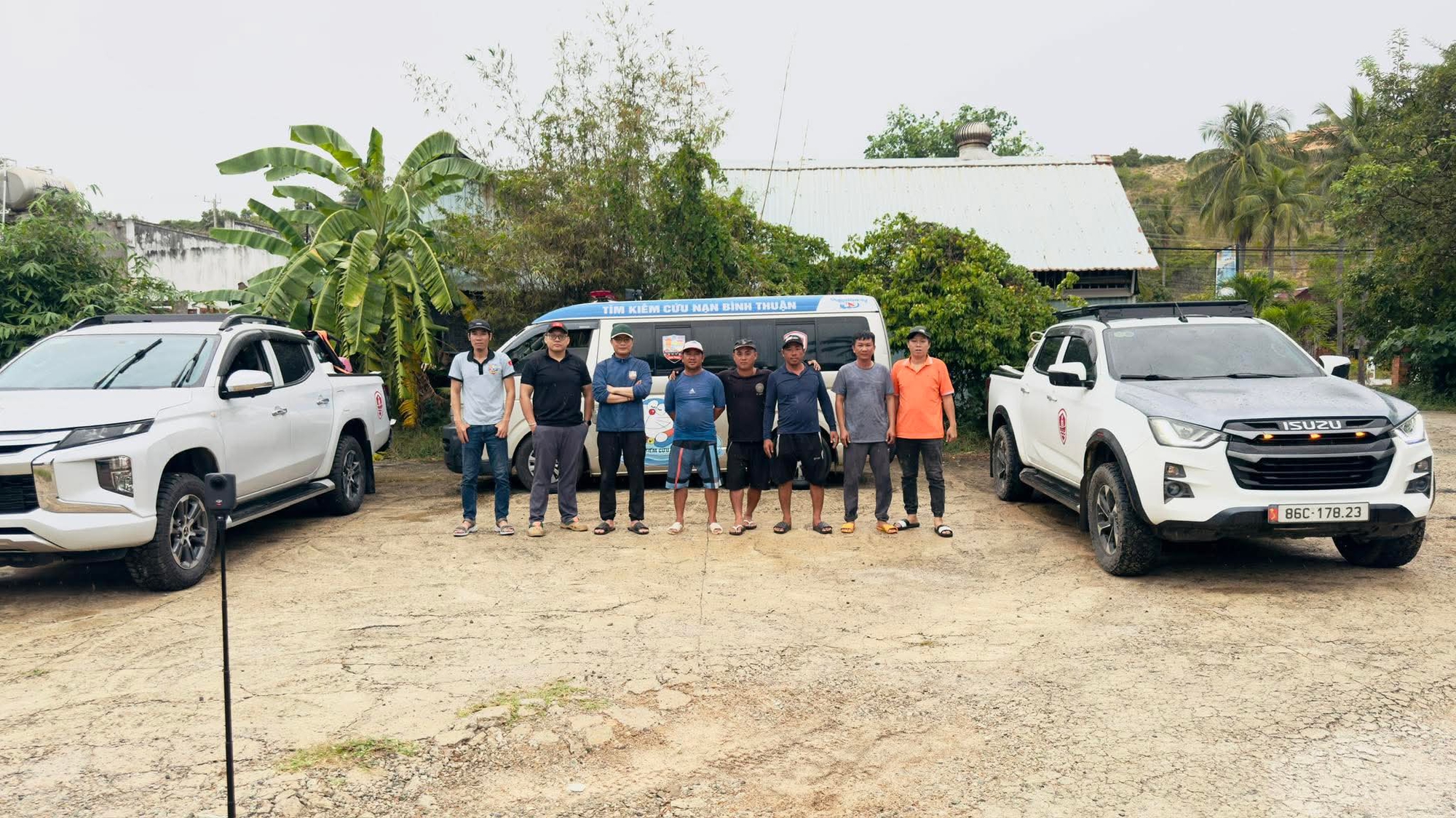 Đội Cứu hộ B&igrave;nh Thuận xuy&ecirc;n đ&ecirc;m giải cứu người mắc kẹt trong lũ tại tỉnh Đắk Lắk  - Ảnh 1.