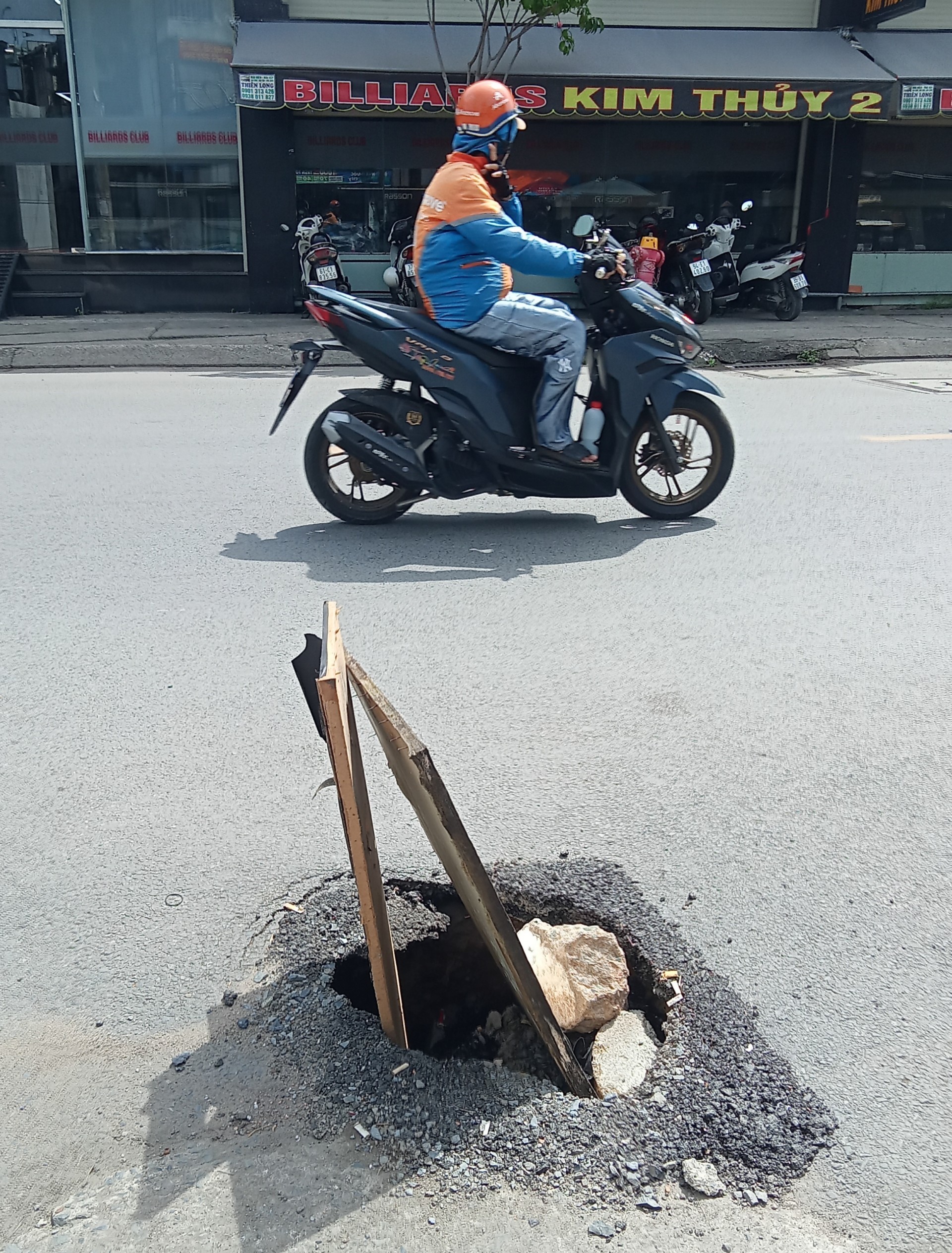 Hố s&acirc;u tr&ecirc;n đường - Ảnh 1.