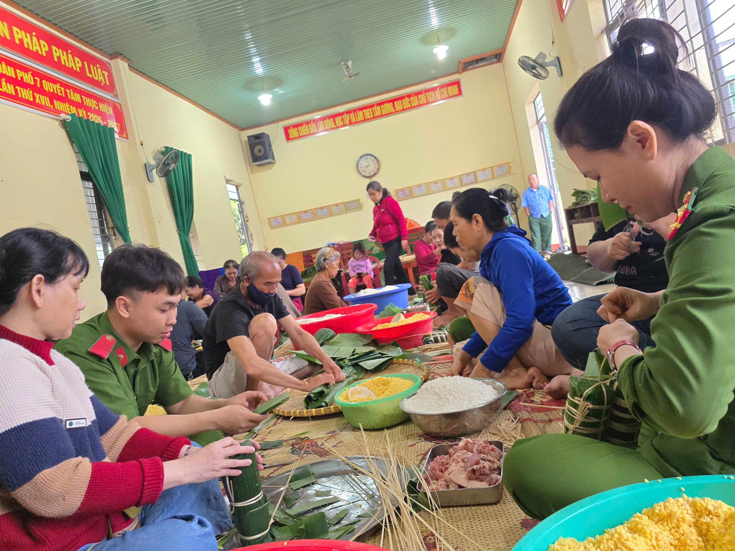 Gói hàng ngàn bánh chưng , bánh tét cứu trợ lũ lụt cho đồng bào Đắk Lắk - Ảnh 6.