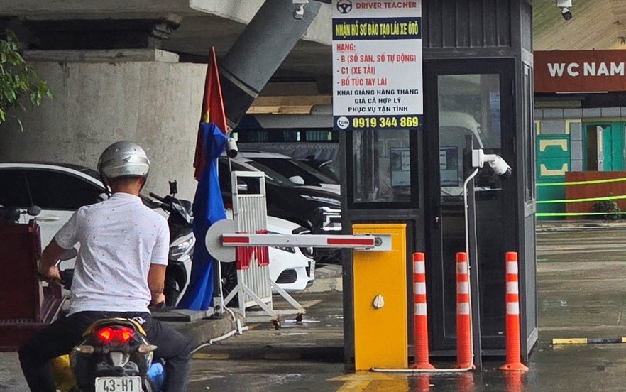 Đà Nẵng: Lệnh tháo dỡ vô hiệu, bãi đỗ xe vẫn án ngữ dưới gầm cầu Trần Thị Lý