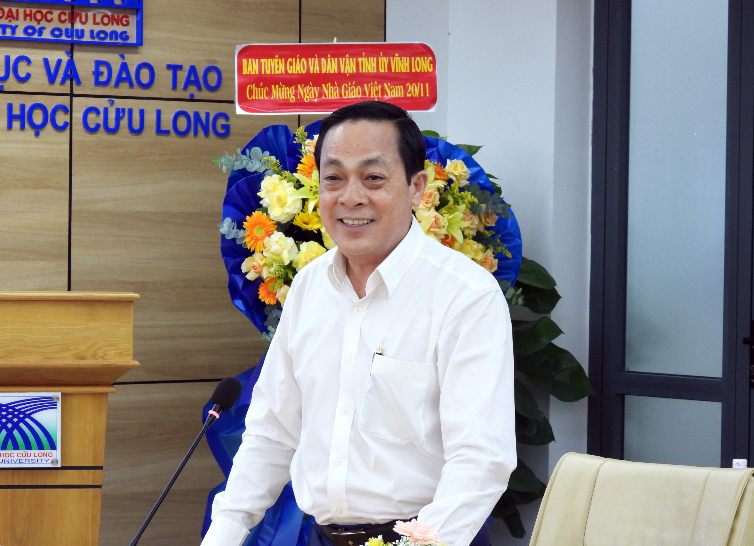 L&atilde;nh đạo tỉnh Vĩnh Long ch&uacute;c mừng Trường ĐH Cửu Long nh&acirc;n Ng&agrave;y Nh&agrave; gi&aacute;o Việt Nam - Ảnh 2.