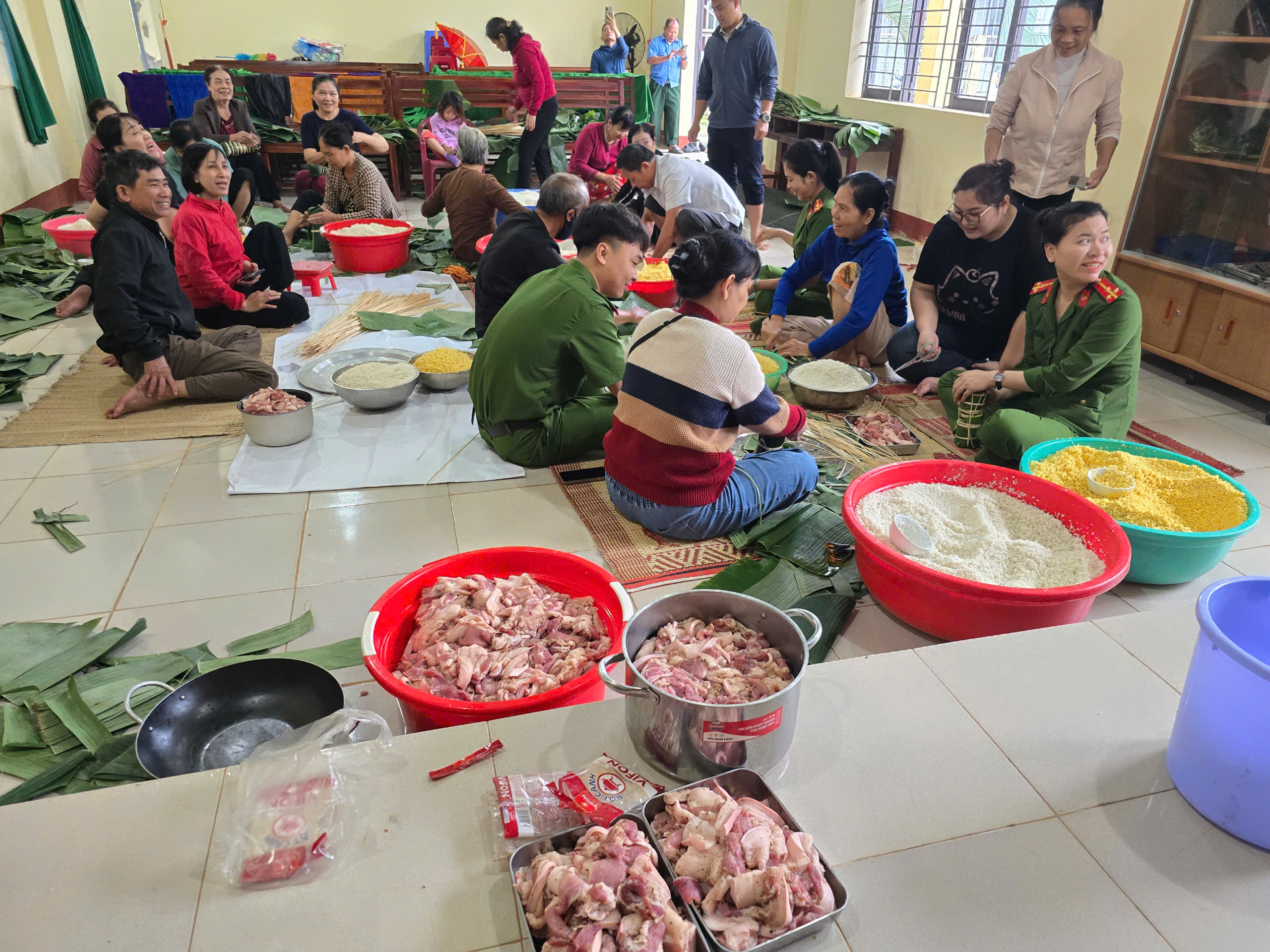 Gói hàng ngàn bánh chưng , bánh tét cứu trợ lũ lụt cho đồng bào Đắk Lắk - Ảnh 7.