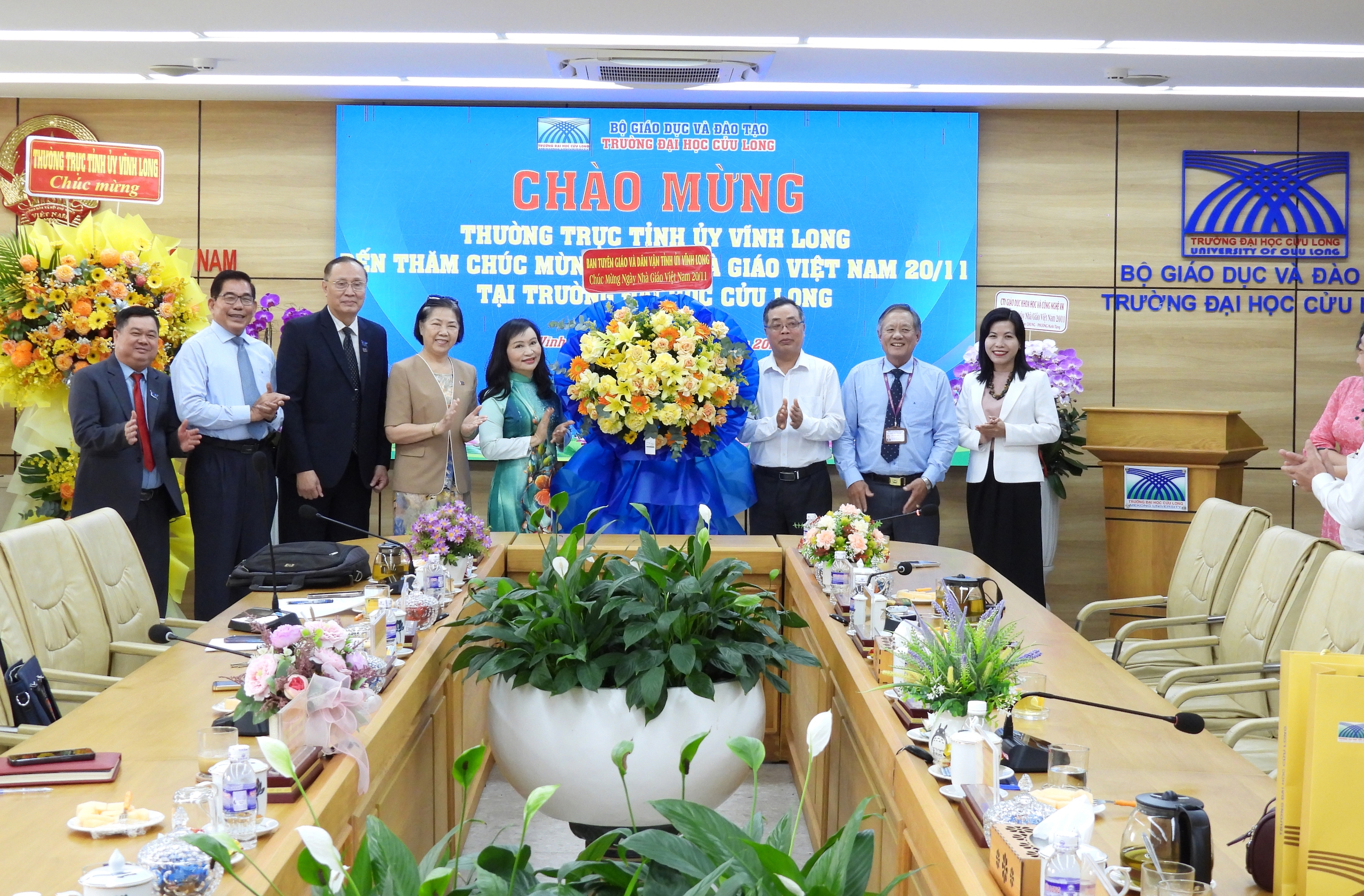 L&atilde;nh đạo tỉnh Vĩnh Long ch&uacute;c mừng Trường ĐH Cửu Long nh&acirc;n Ng&agrave;y Nh&agrave; gi&aacute;o Việt Nam - Ảnh 3.