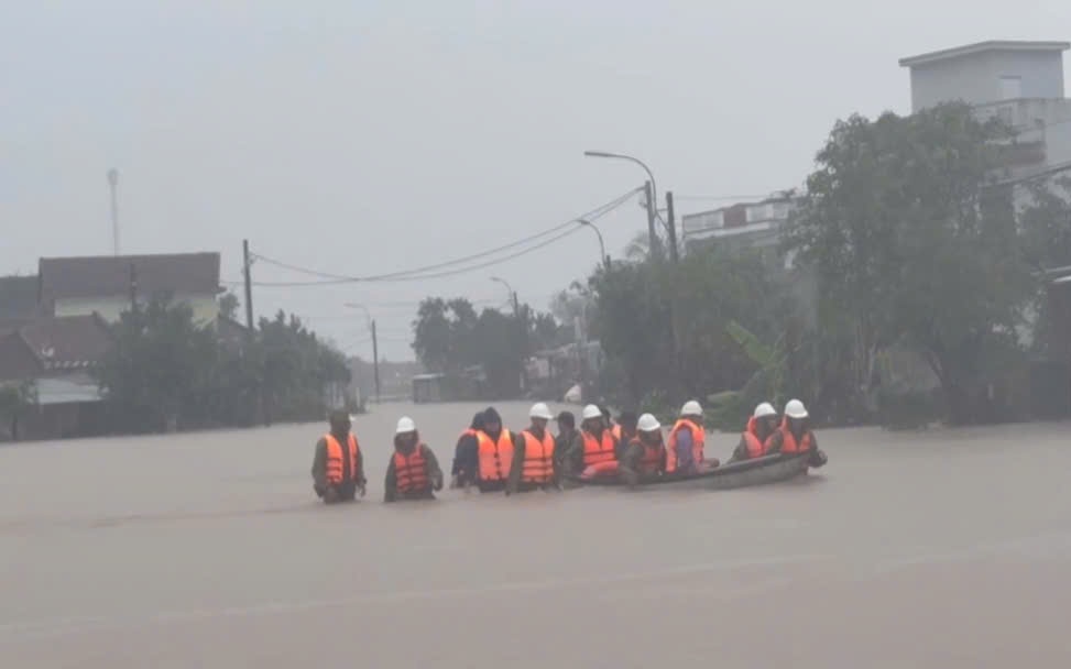 Đắk Lắk đề nghị hỗ trợ trực thăng, ca nô công suất lớn ứng cứu người dân