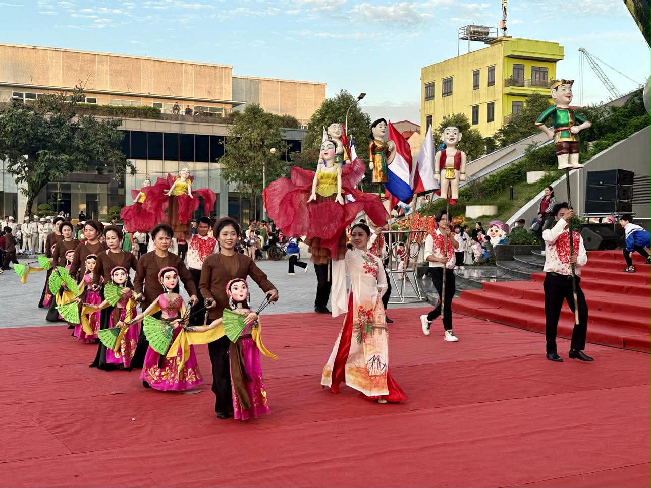 Lễ diễu h&agrave;nh nghệ thuật đường phố Ninh B&igrave;nh - dấu ấn đẹp tại Festival s&acirc;n khấu thử nghiệm - Ảnh 2.