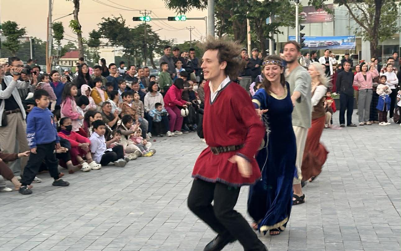 Lễ diễu hành nghệ thuật đường phố Ninh Bình - dấu ấn đẹp tại Festival sân khấu thử nghiệm