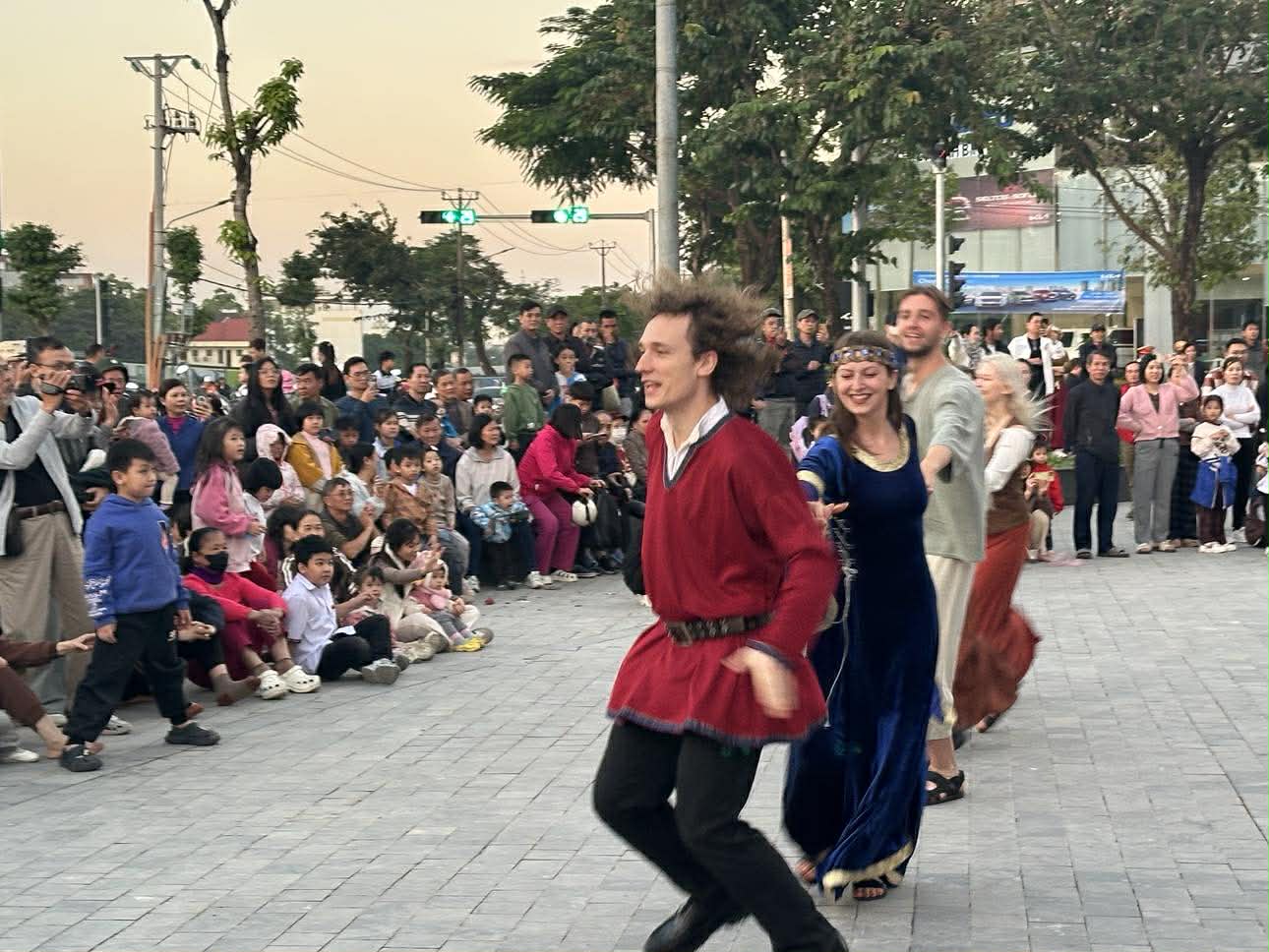 Lễ diễu h&agrave;nh nghệ thuật đường phố Ninh B&igrave;nh - dấu ấn đẹp tại Festival s&acirc;n khấu thử nghiệm - Ảnh 1.