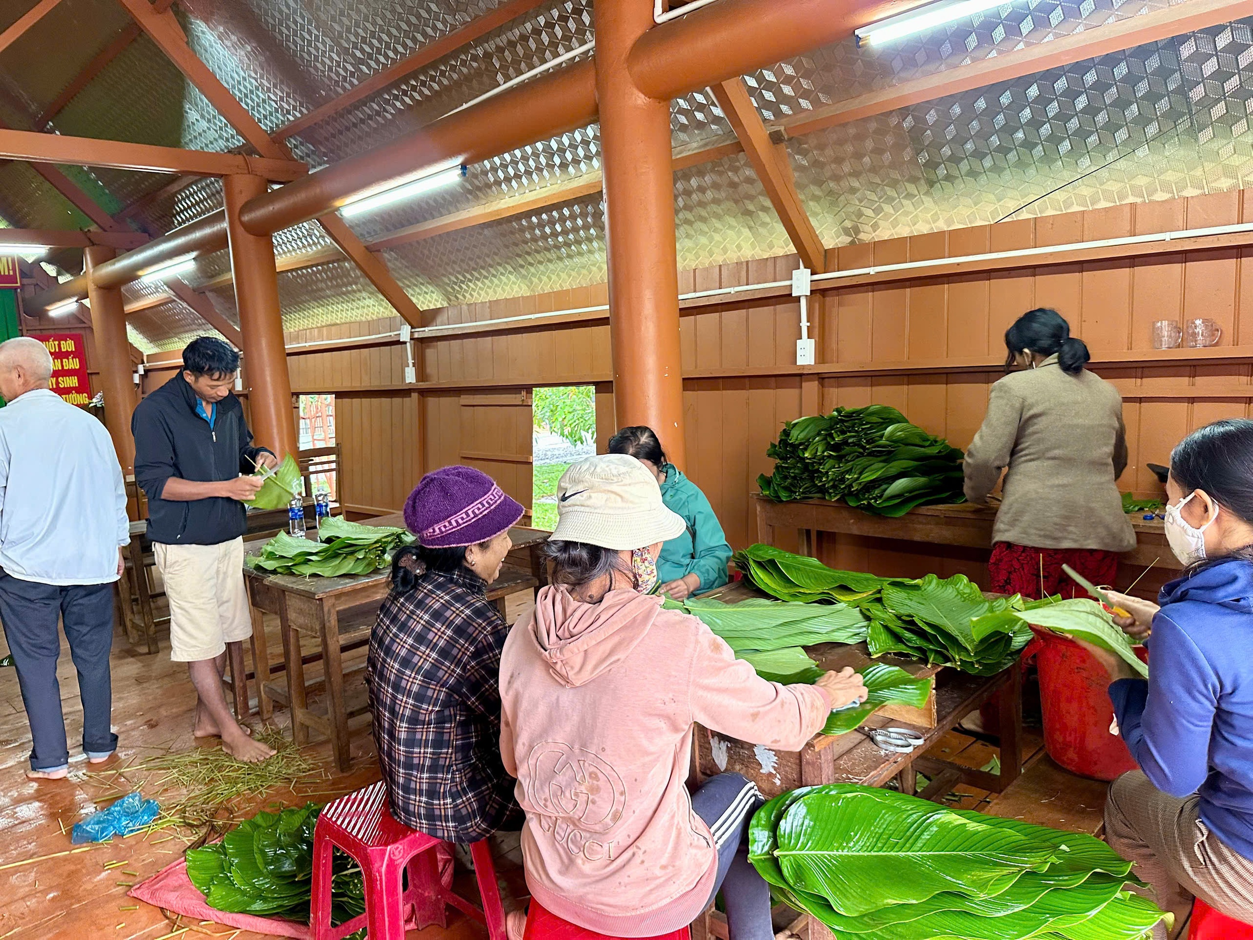 Gói hàng ngàn cái bánh chưng, bánh tét cứu trợ đồng bào bị lũ lụt - Ảnh 1.