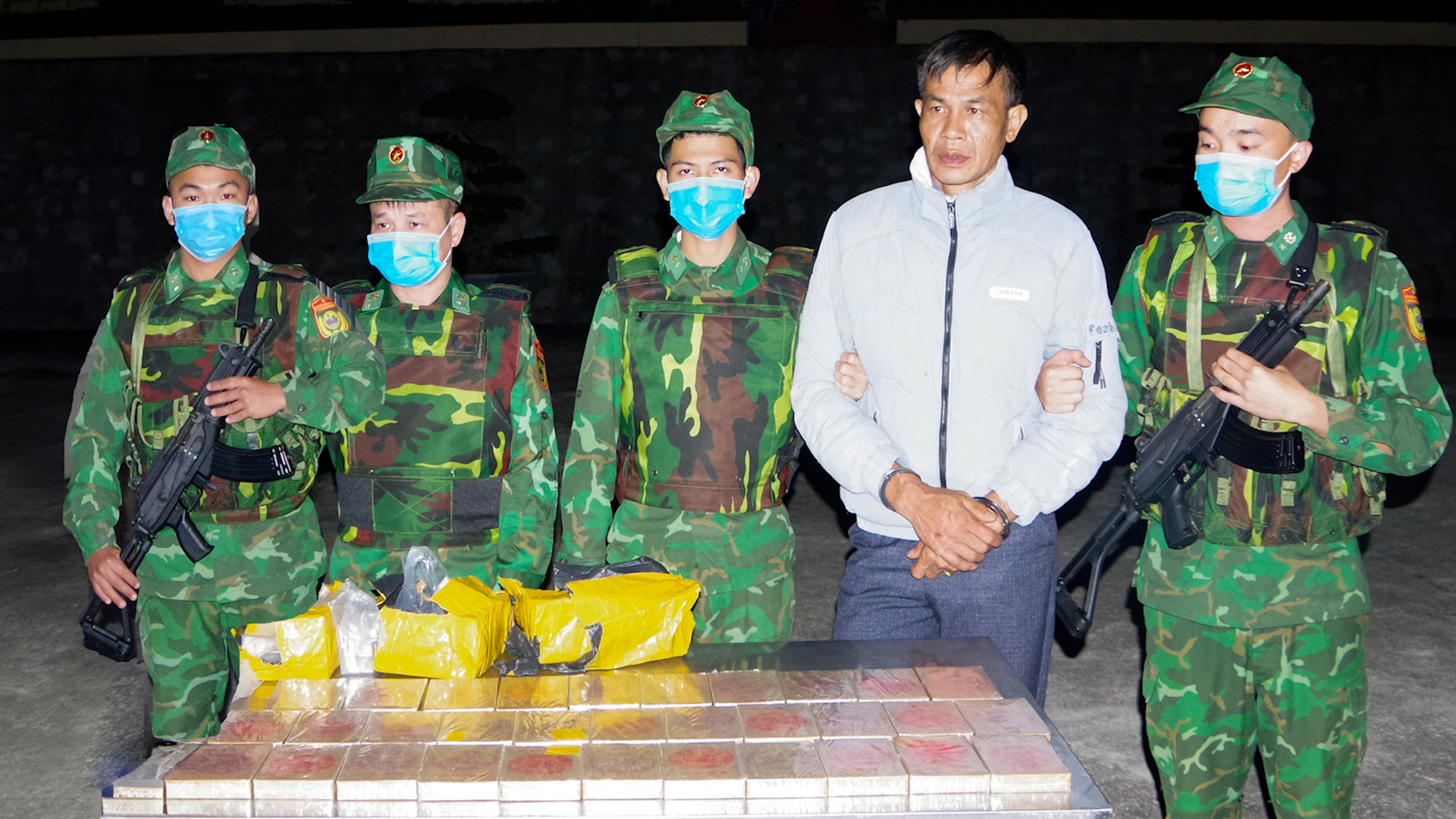Vận chuyển 32 bánh heroin để nhận thù lao 50 triệu đồng - Ảnh 1.