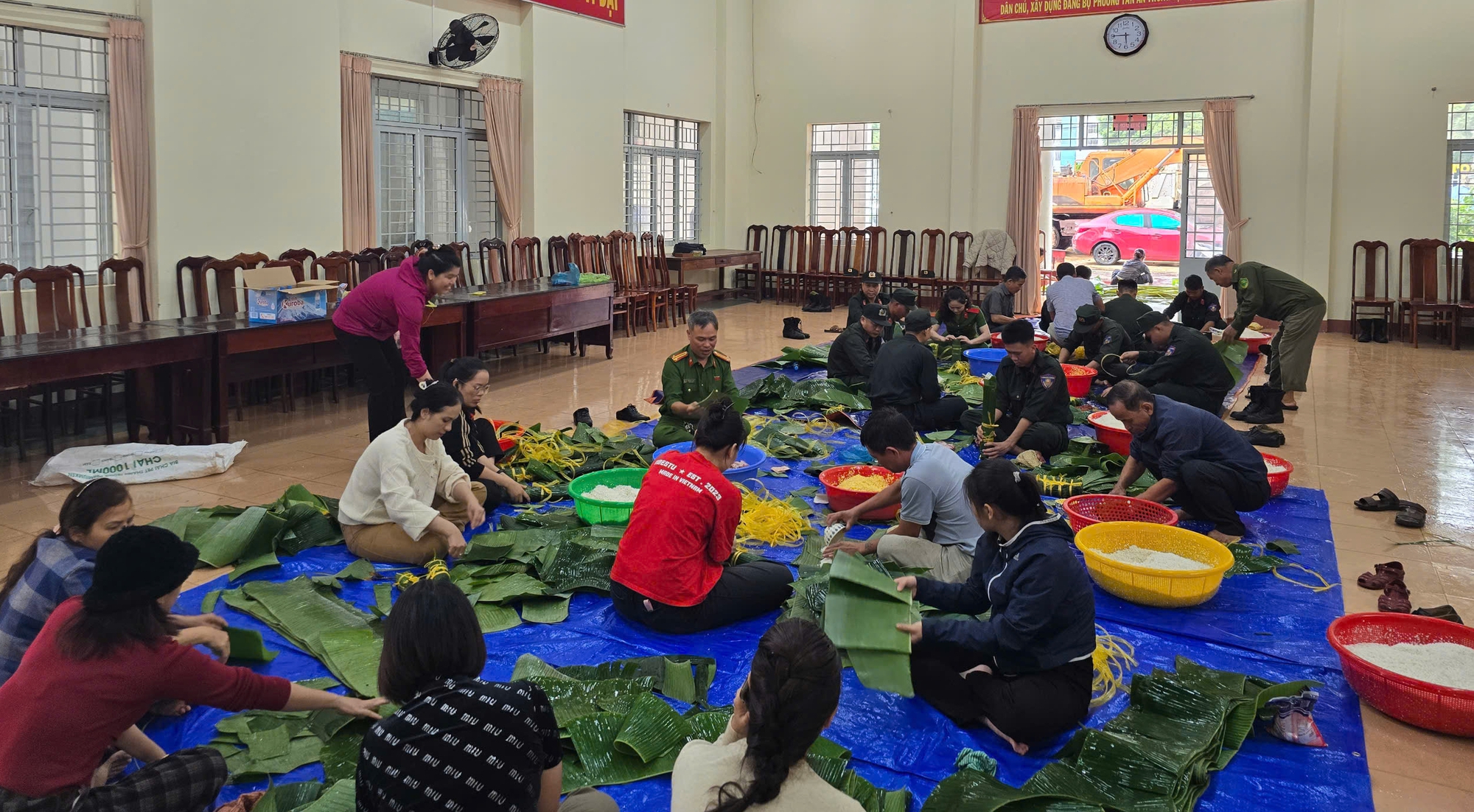 Gói hàng ngàn bánh chưng , bánh tét cứu trợ lũ lụt cho đồng bào Đắk Lắk - Ảnh 8.