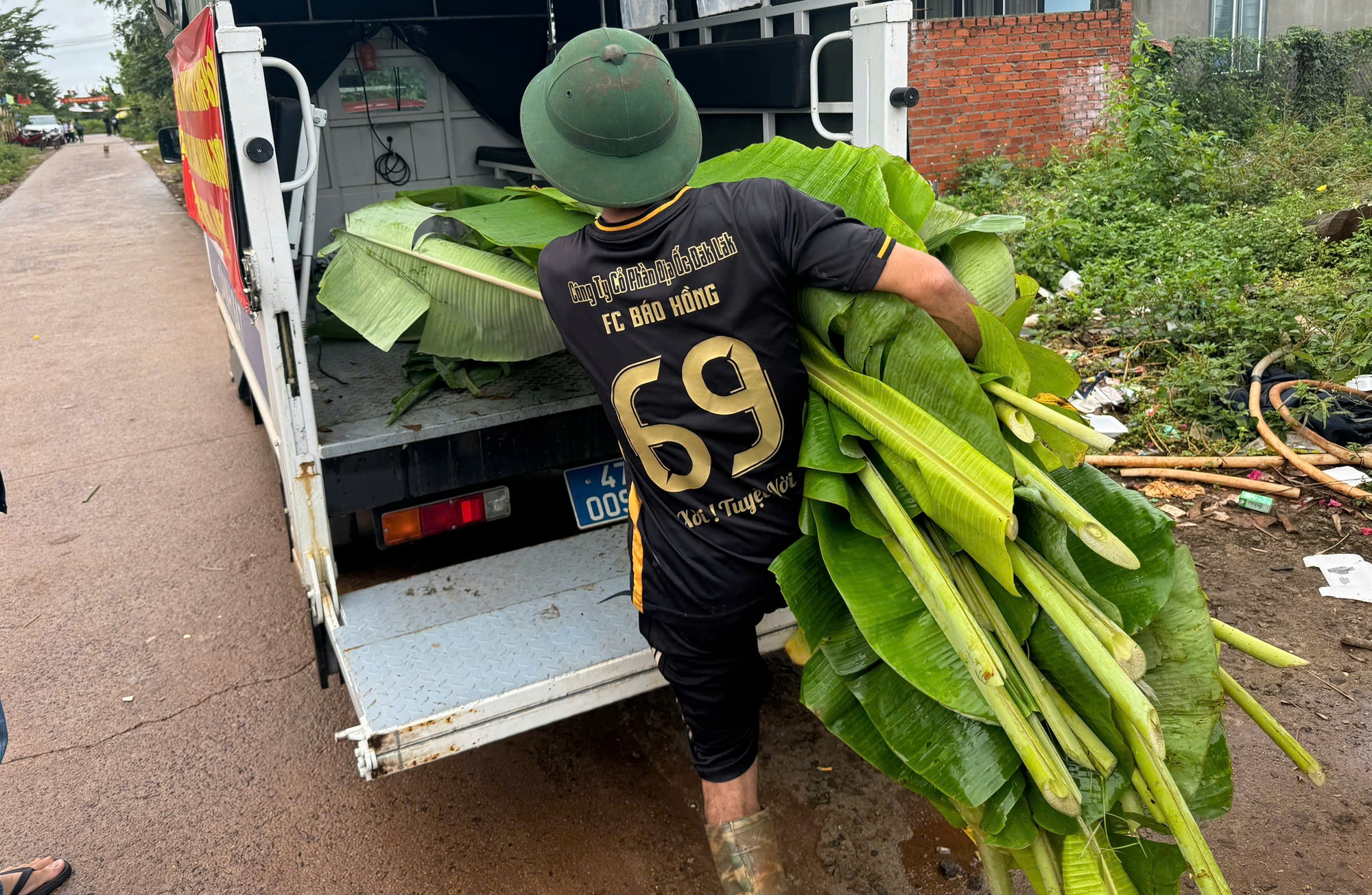Gói hàng ngàn bánh chưng , bánh tét cứu trợ lũ lụt cho đồng bào Đắk Lắk - Ảnh 9.