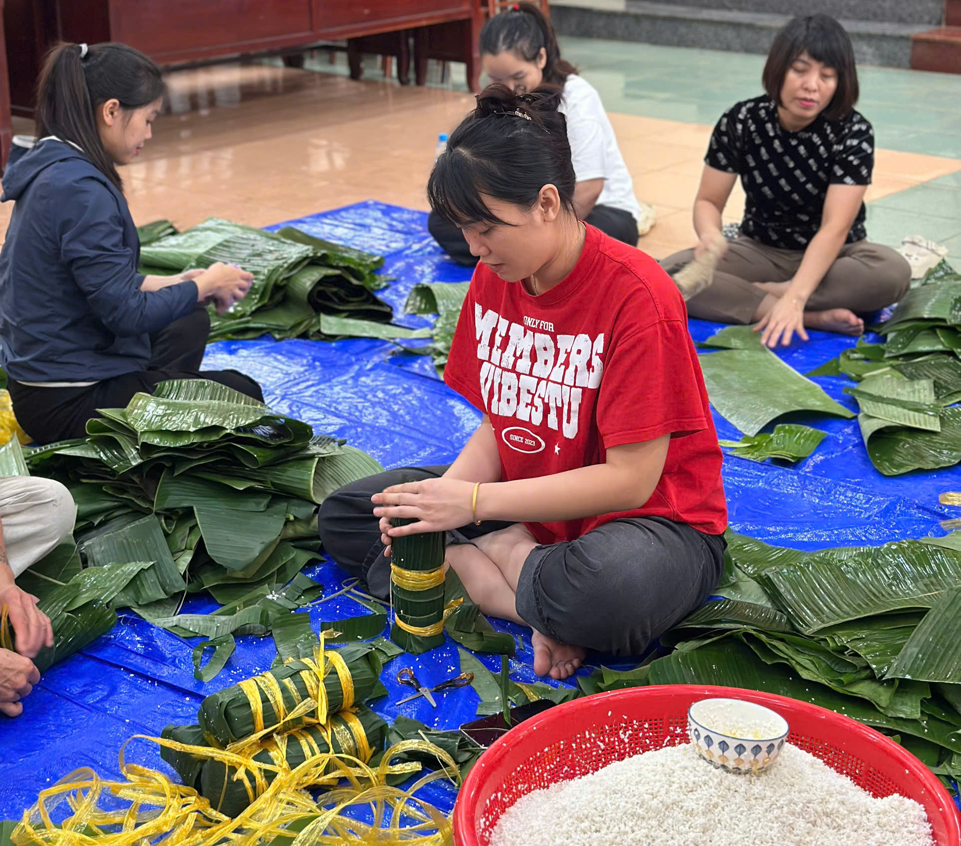 Gói hàng ngàn bánh chưng , bánh tét cứu trợ lũ lụt cho đồng bào Đắk Lắk - Ảnh 10.