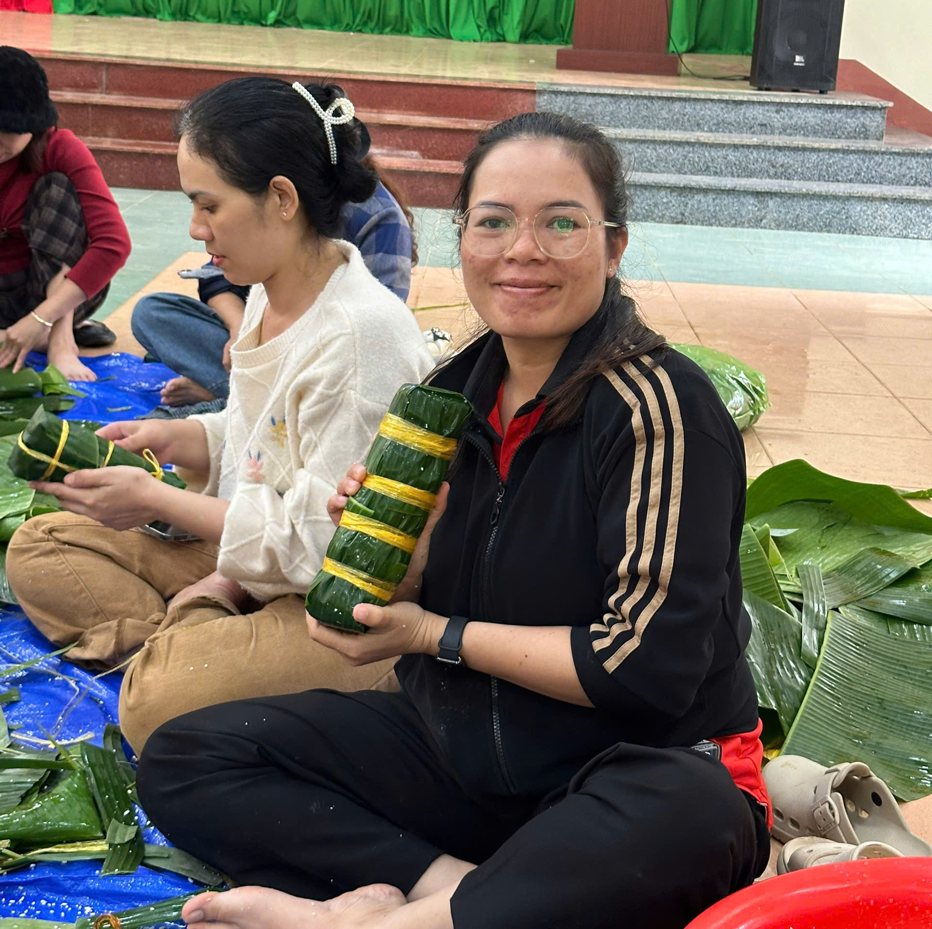 Gói hàng ngàn bánh chưng , bánh tét cứu trợ lũ lụt cho đồng bào Đắk Lắk - Ảnh 11.