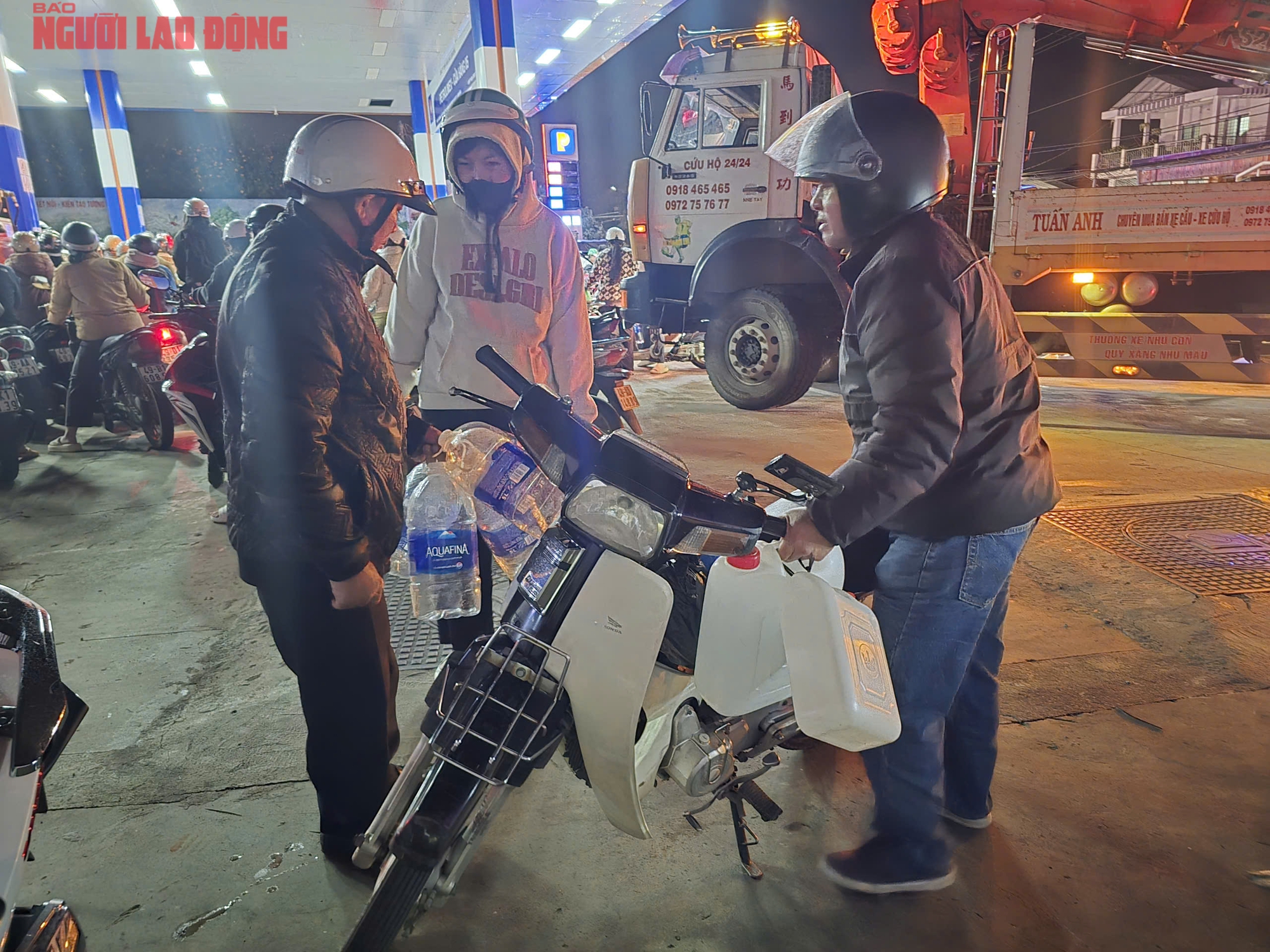 Người d&acirc;n Đ&agrave; Lạt &ugrave;n &ugrave;n đi đổ xăng trong đ&ecirc;m - Ảnh 3.