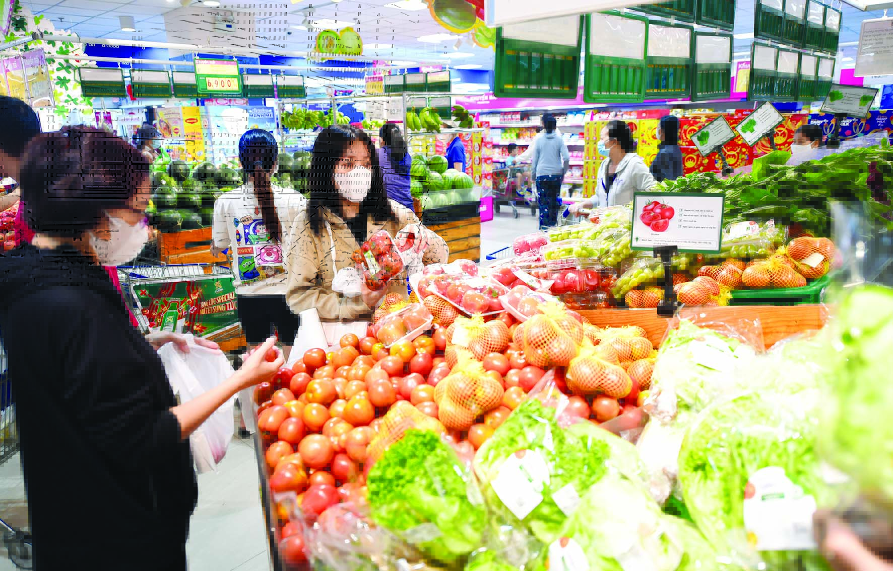 Saigon Co.op giảm gi&aacute; thịt, c&aacute;, rau củ đến 30% giữa l&uacute;c gi&aacute; thực phẩm tăng vọt - Ảnh 1.