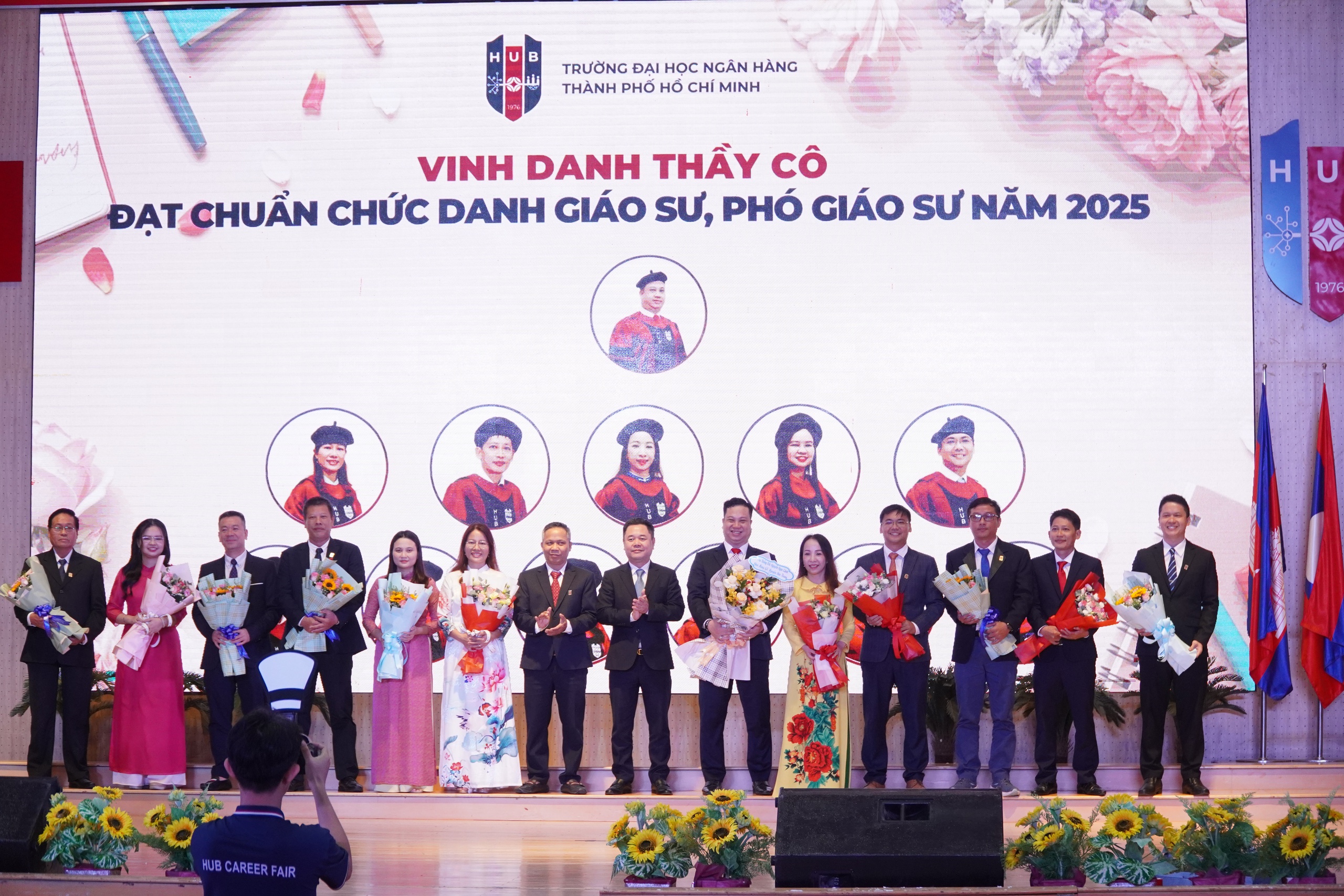 Trường ĐH Ng&acirc;n h&agrave;ng TP HCM c&oacute; th&ecirc;m 12 gi&aacute;o sư, ph&oacute; gi&aacute;o sư - Ảnh 2.