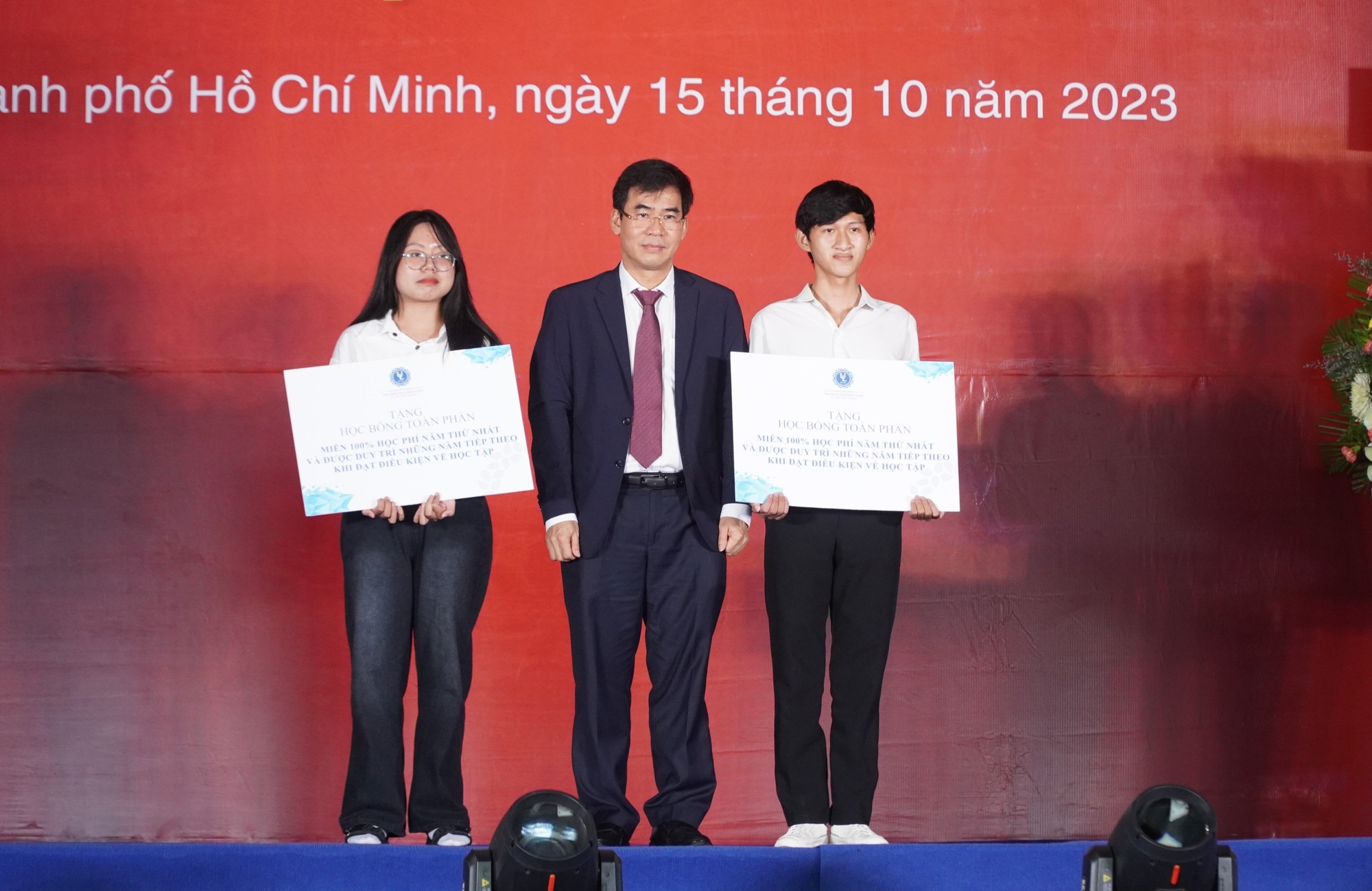 Lời cảm ơn x&uacute;c động của ch&agrave;ng sinh vi&ecirc;n khuyết tật trong ng&agrave;y đặc biệt - Ảnh 2.