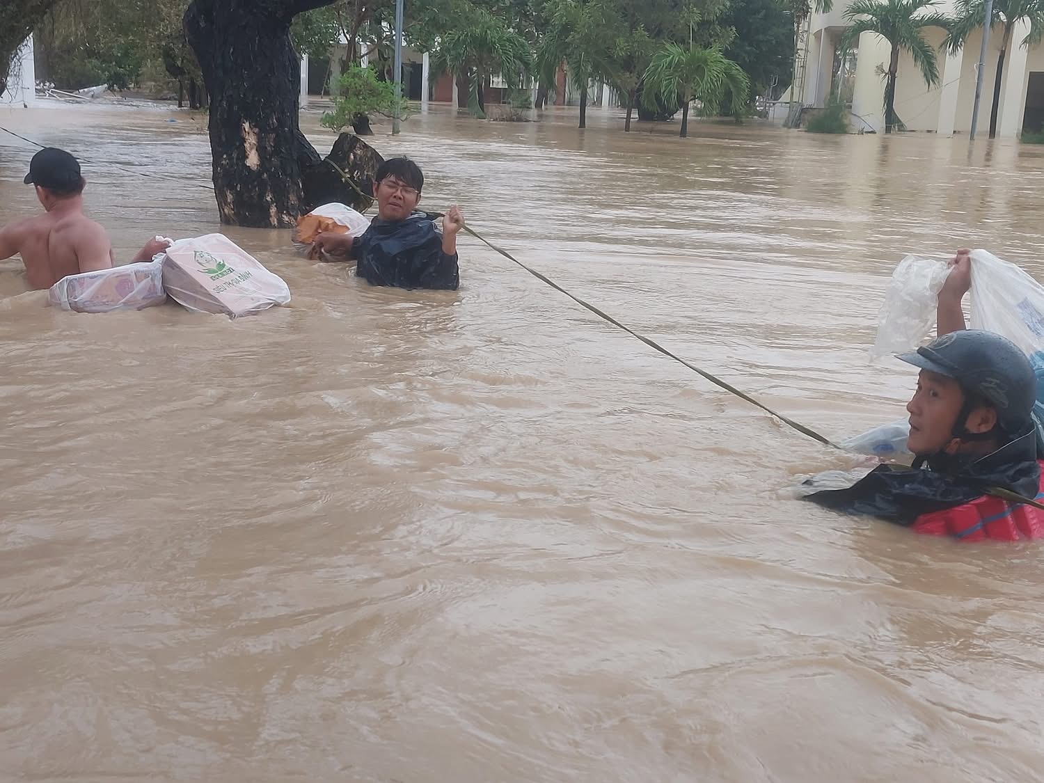 Ngày 20-11 khó quên trong một ngôi trường tại “rốn lũ” Gia Lai - Ảnh 1.