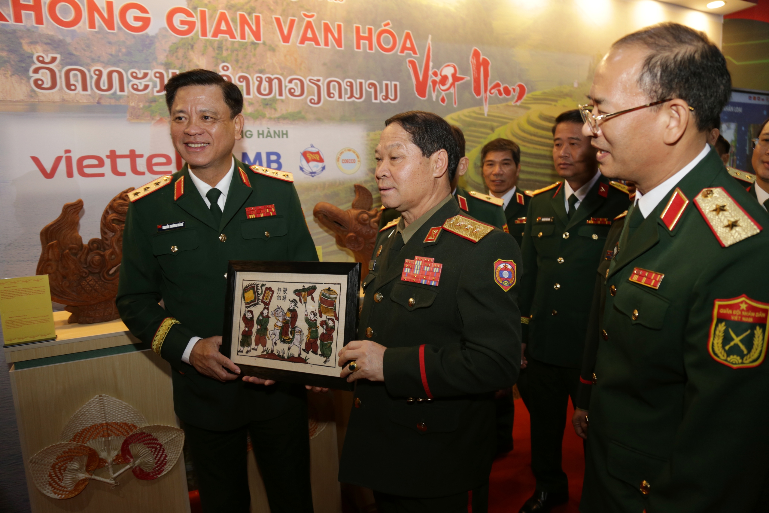 Khai mạc hội chợ Việt Nam - Lào 2025: Thắt chặt hữu nghị, mở rộng hợp tác - Ảnh 1.