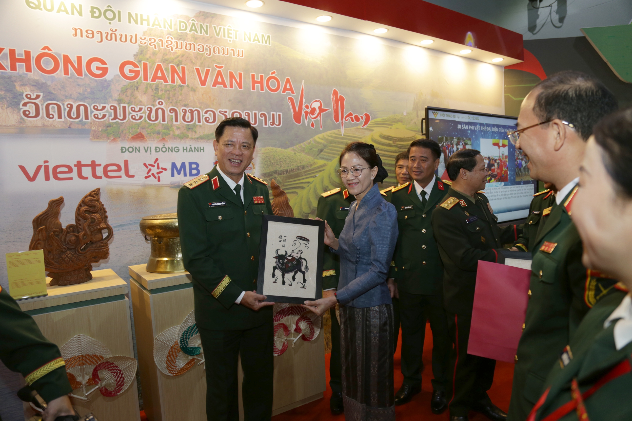 Khai mạc hội chợ Việt Nam - Lào 2025: Thắt chặt hữu nghị, mở rộng hợp tác - Ảnh 8.