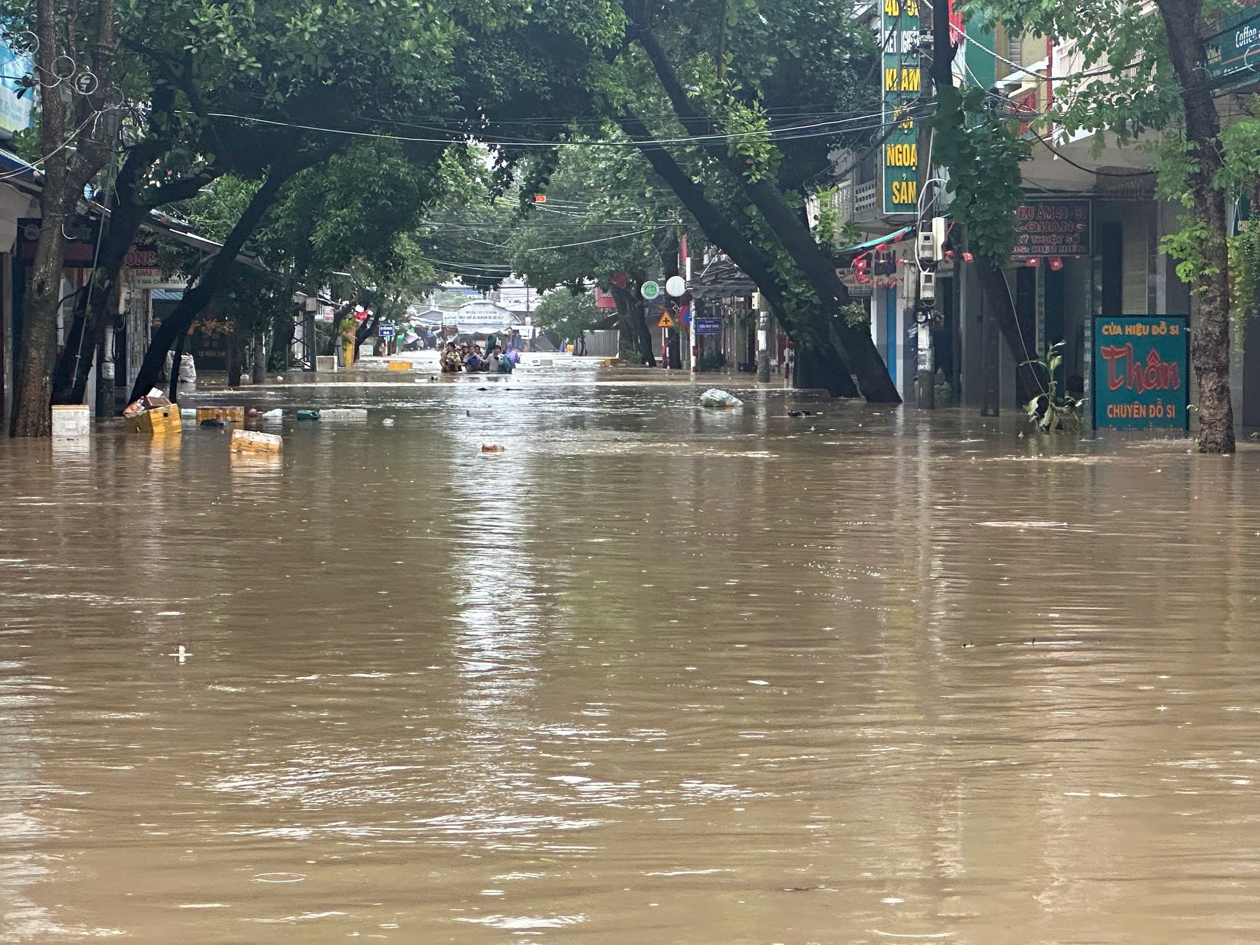 Ngập s&acirc;u trong lũ lịch sử, Đ&ocirc;ng Đắk Lắk &iacute;t nhất 7 người chết, 2 người mất t&iacute;ch - Ảnh 1.