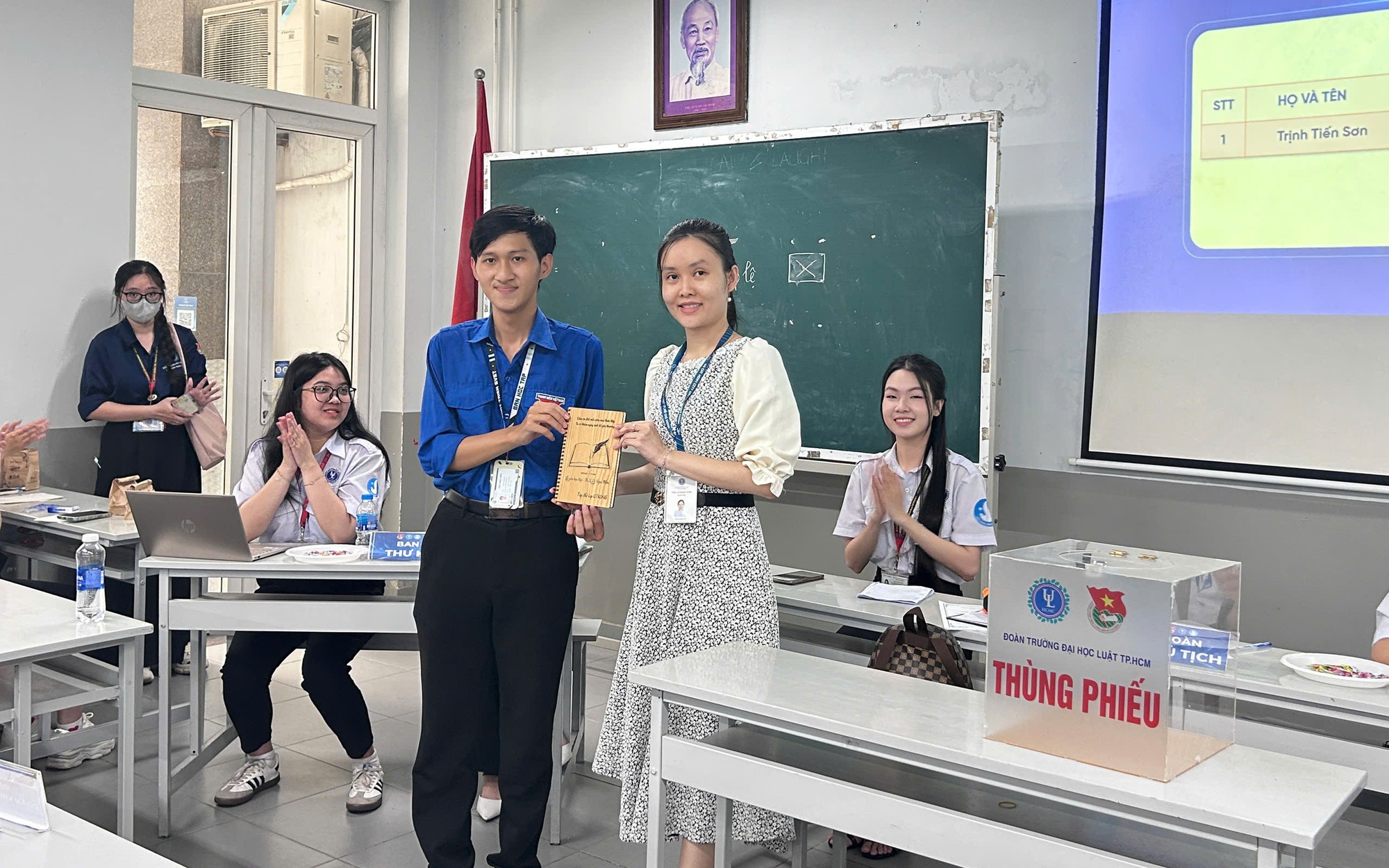 Lời cảm ơn xúc động của chàng sinh viên khuyết tật trong ngày đặc biệt