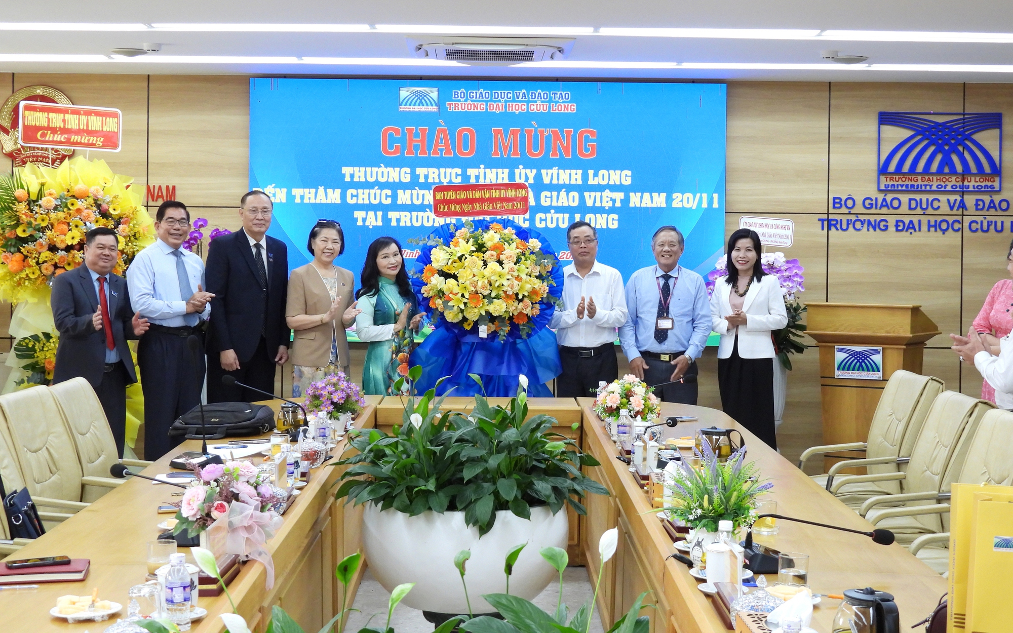Lãnh đạo tỉnh Vĩnh Long chúc mừng Trường ĐH Cửu Long nhân Ngày Nhà giáo Việt Nam