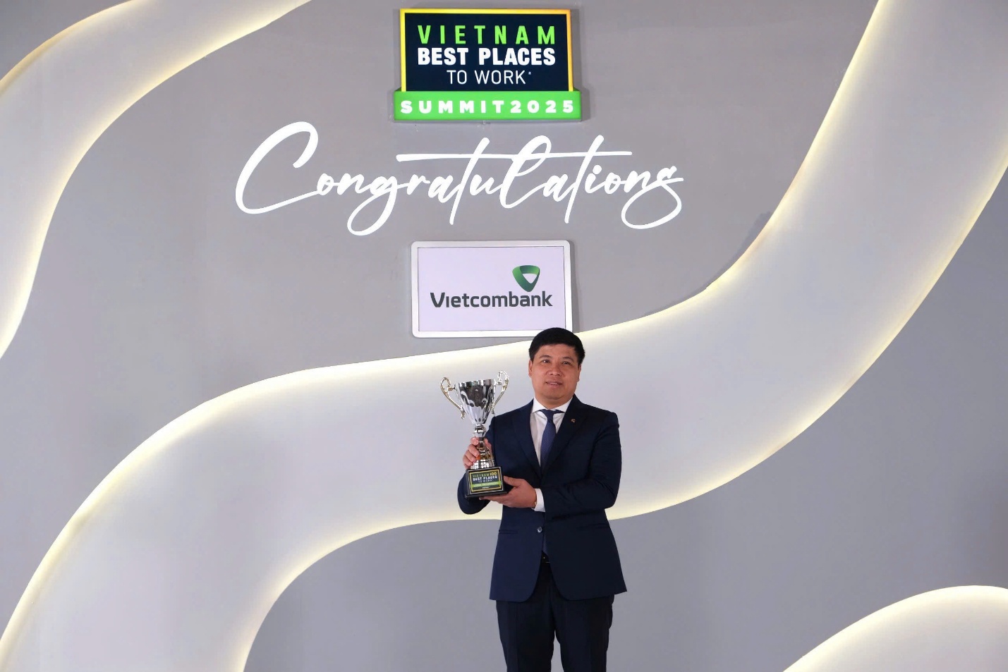 Vietcombank - một thập kỷ giữ vững vị thế ng&acirc;n h&agrave;ng c&oacute; m&ocirc;i trường l&agrave;m việc tốt nhất Việt Nam - Ảnh 1.