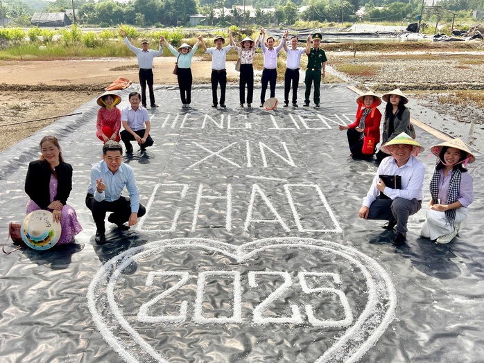 Salt-making - a unique highlight that defines Thieng Lieng&rsquo;s tourism identity - Ảnh 2.