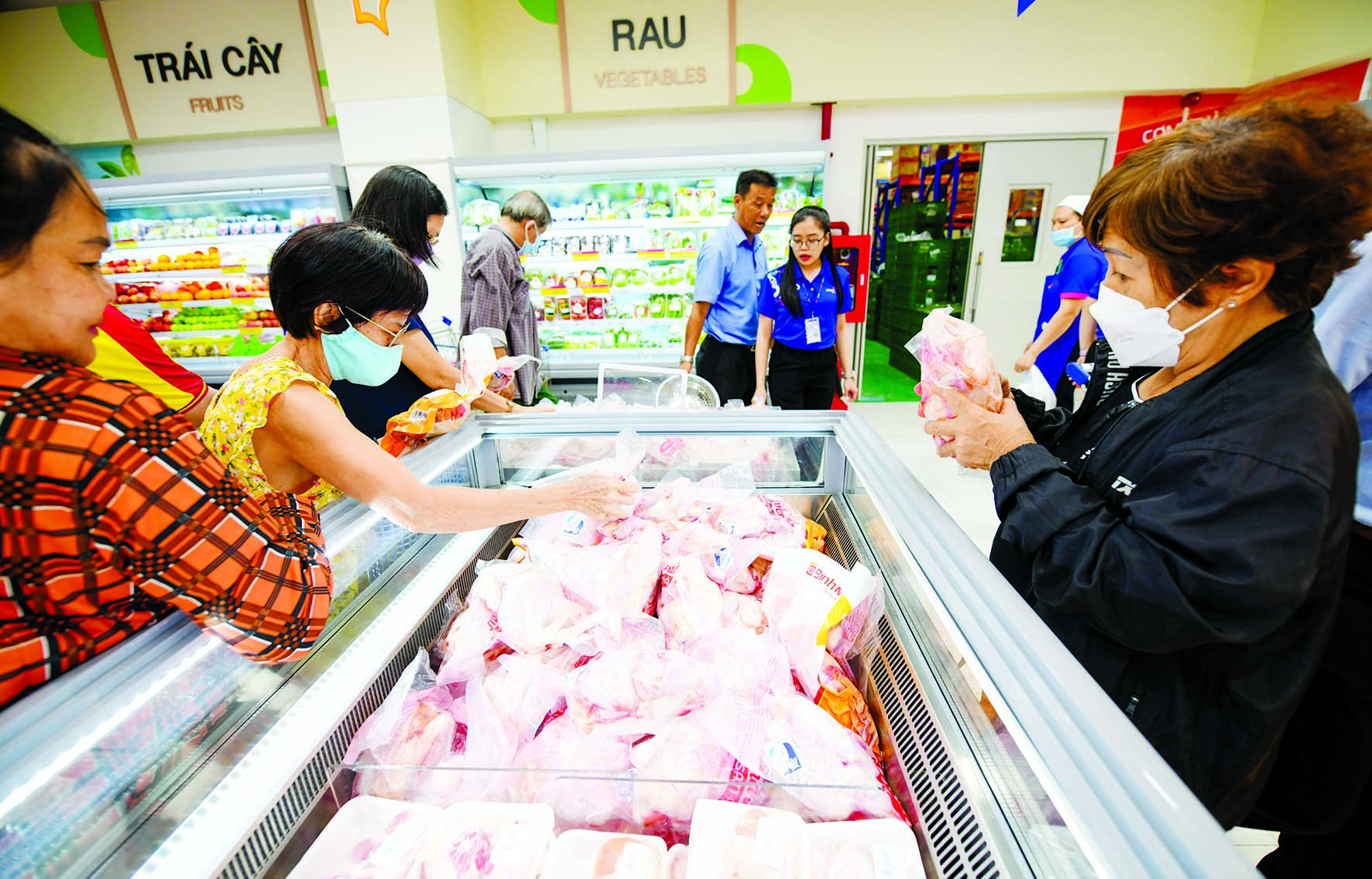 Saigon Co.op giảm gi&aacute; thịt, c&aacute;, rau củ đến 30% giữa l&uacute;c gi&aacute; thực phẩm tăng vọt - Ảnh 2.