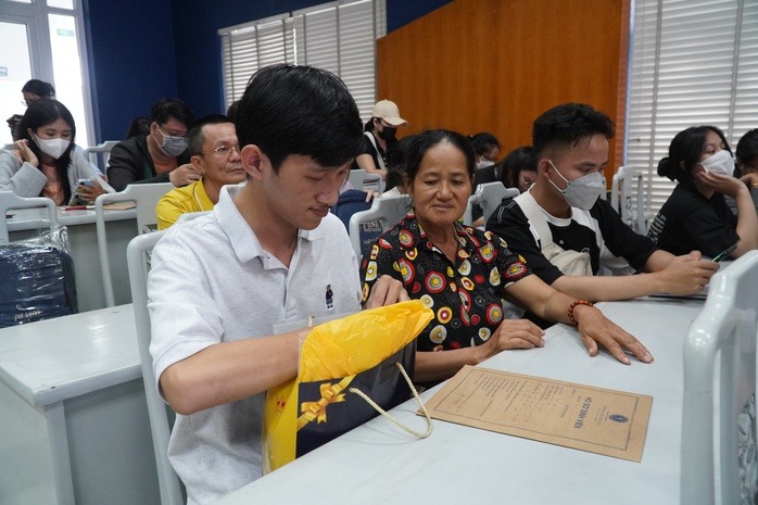 Lời cảm ơn x&uacute;c động của ch&agrave;ng sinh vi&ecirc;n khuyết tật trong ng&agrave;y đặc biệt - Ảnh 1.