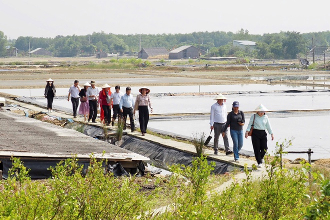 Salt-making - a unique highlight that defines Thieng Lieng&rsquo;s tourism identity - Ảnh 5.