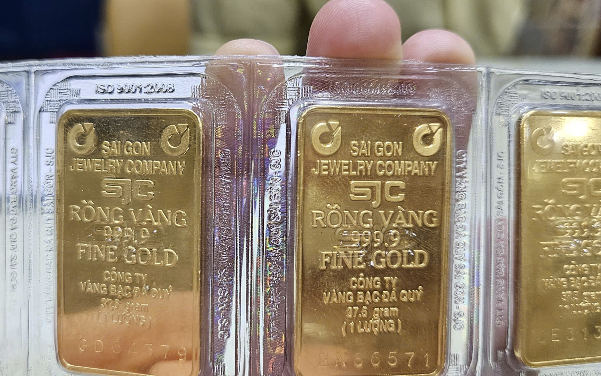 Sáng 21-11, giá vàng miếng SJC thấp nhất trong 3 ngày, vẫn bỏ xa giá thế giới - Ảnh 1.