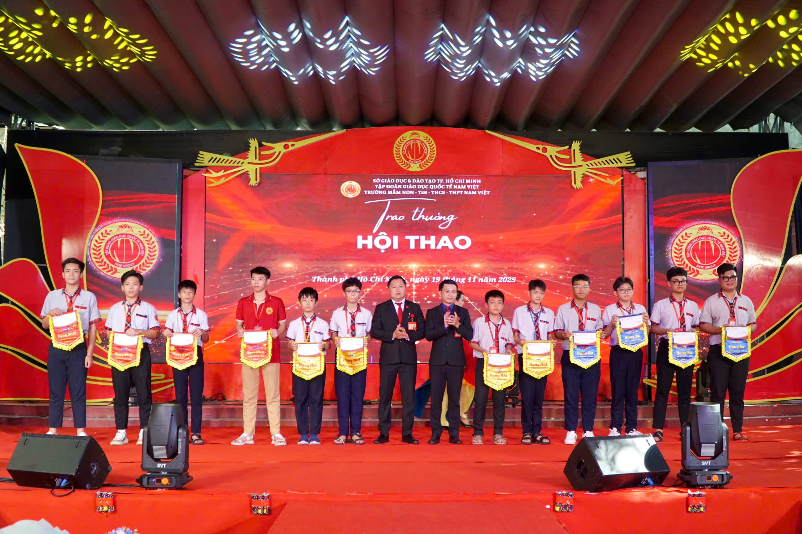Rạng ngời ánh mắt cô, trò ngày Nhà giáo Việt Nam - Ảnh 9.