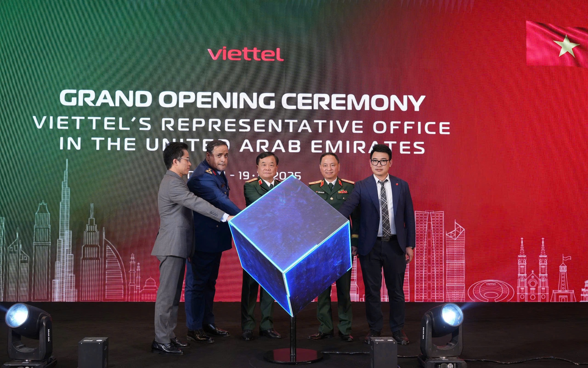 Thứ trưởng Bộ Quốc phòng Hoàng Xuân Chiến dự lễ khai trương Văn phòng đại diện Viettel tại UAE