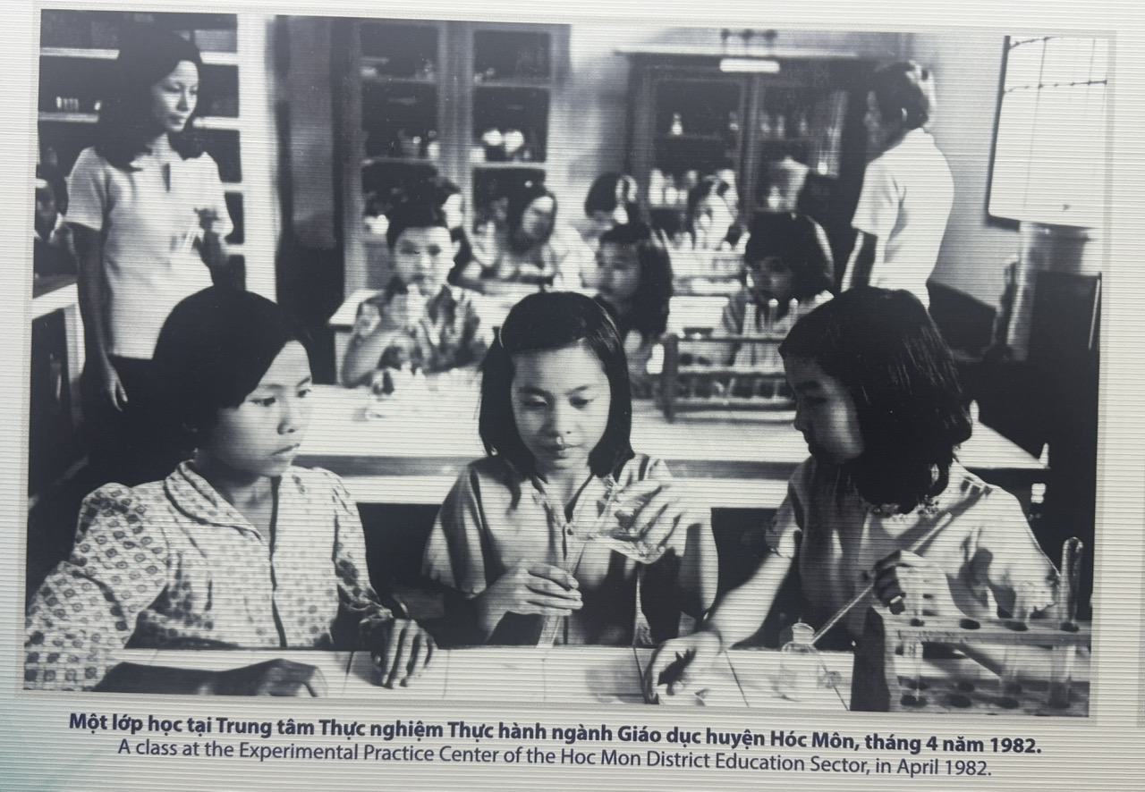 50 năm ngành GD-ĐT TP HCM: Xúc động trào dâng qua những bức hình đen- trắng - Ảnh 2.