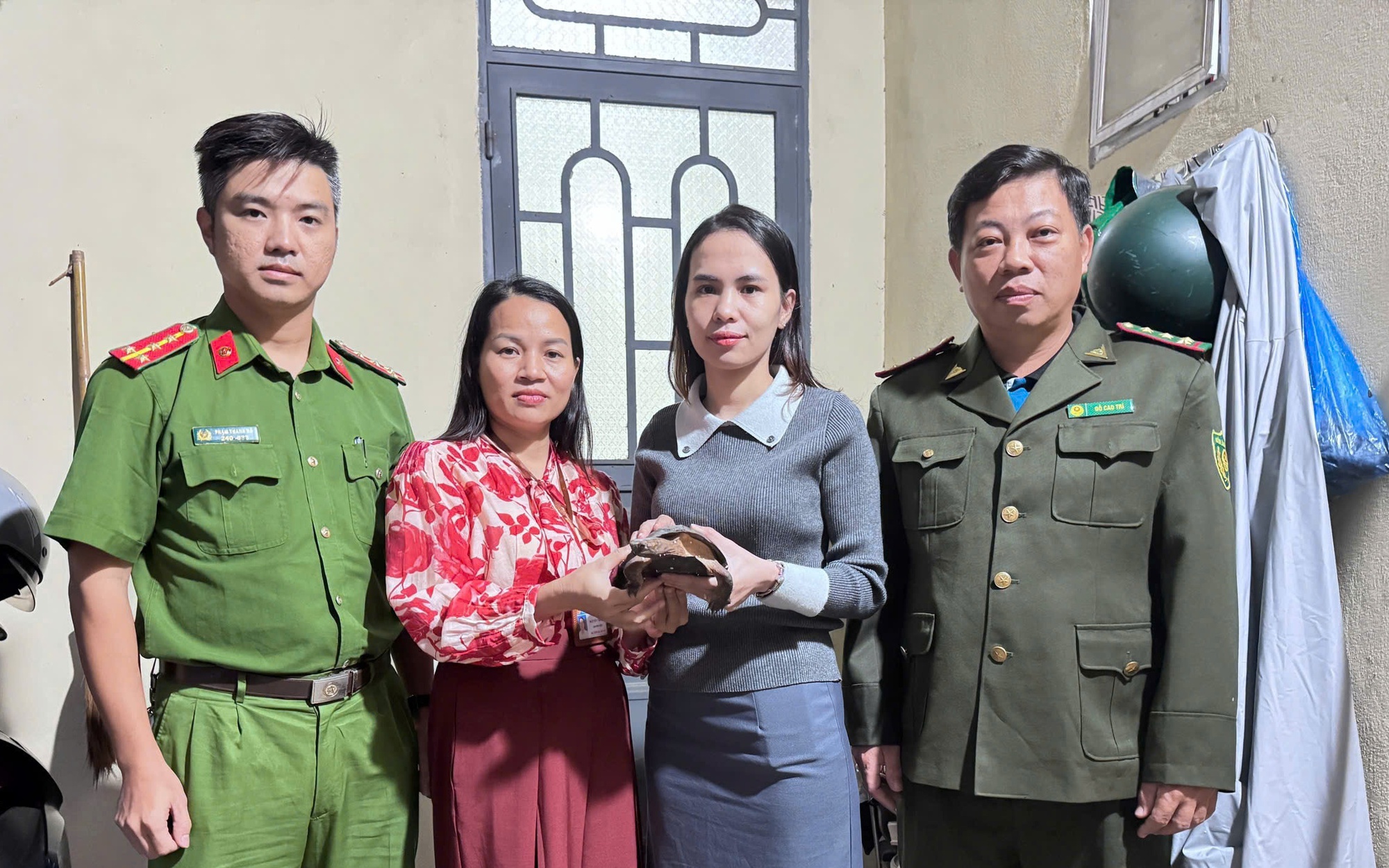 Thấy con vật bò lổm ngổm trước sân, người dân bắt giữ rồi lập tức trình báo