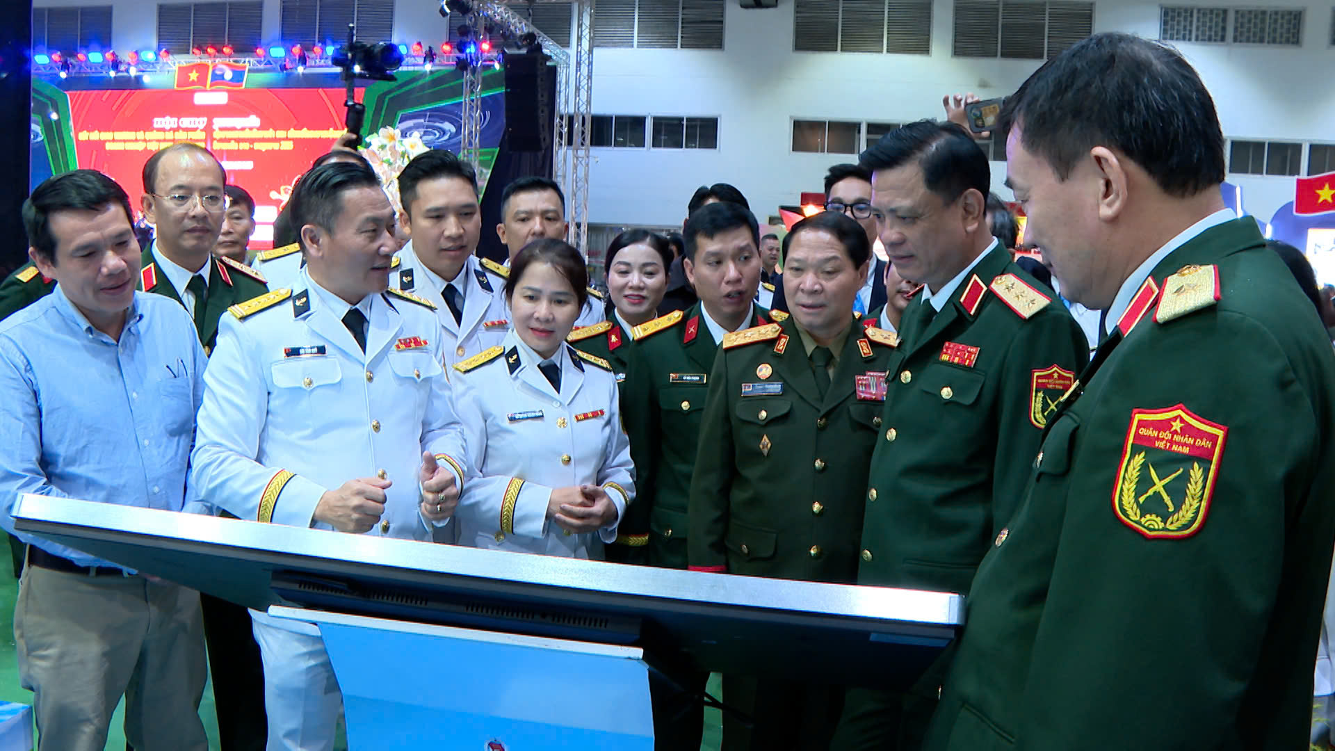 Khai mạc hội chợ Việt Nam - Lào 2025: Thắt chặt hữu nghị, mở rộng hợp tác - Ảnh 11.