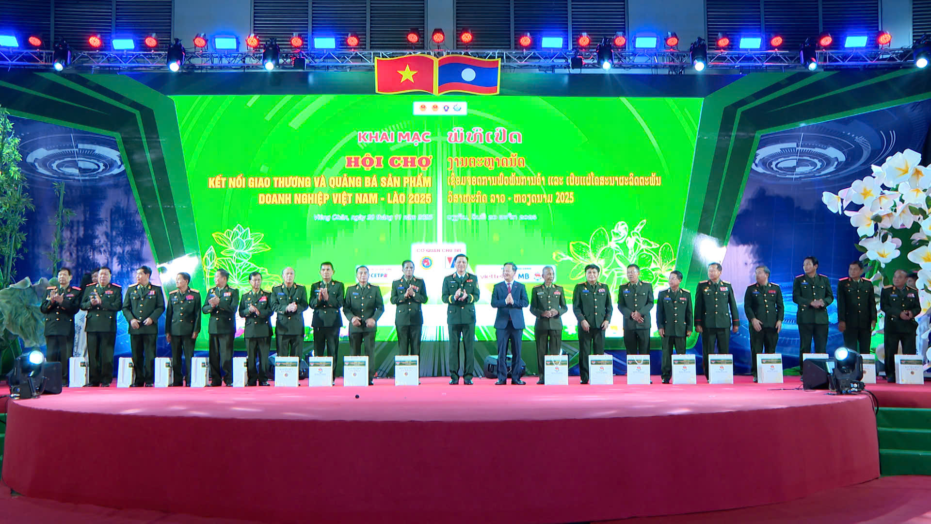 Khai mạc hội chợ Việt Nam - Lào 2025: Thắt chặt hữu nghị, mở rộng hợp tác - Ảnh 4.