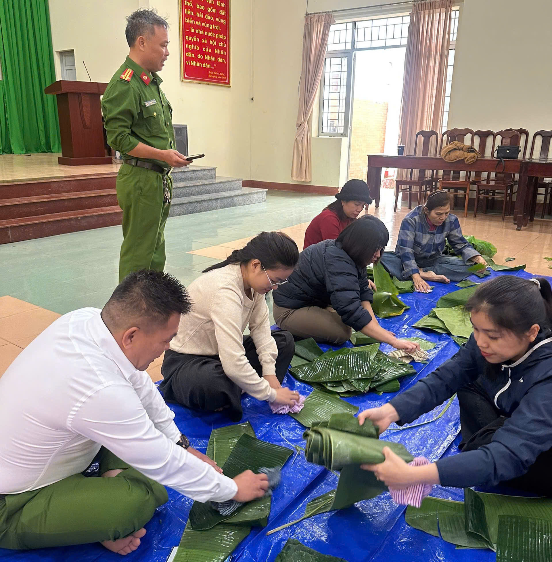 Gói hàng ngàn bánh chưng , bánh tét cứu trợ lũ lụt cho đồng bào Đắk Lắk - Ảnh 3.