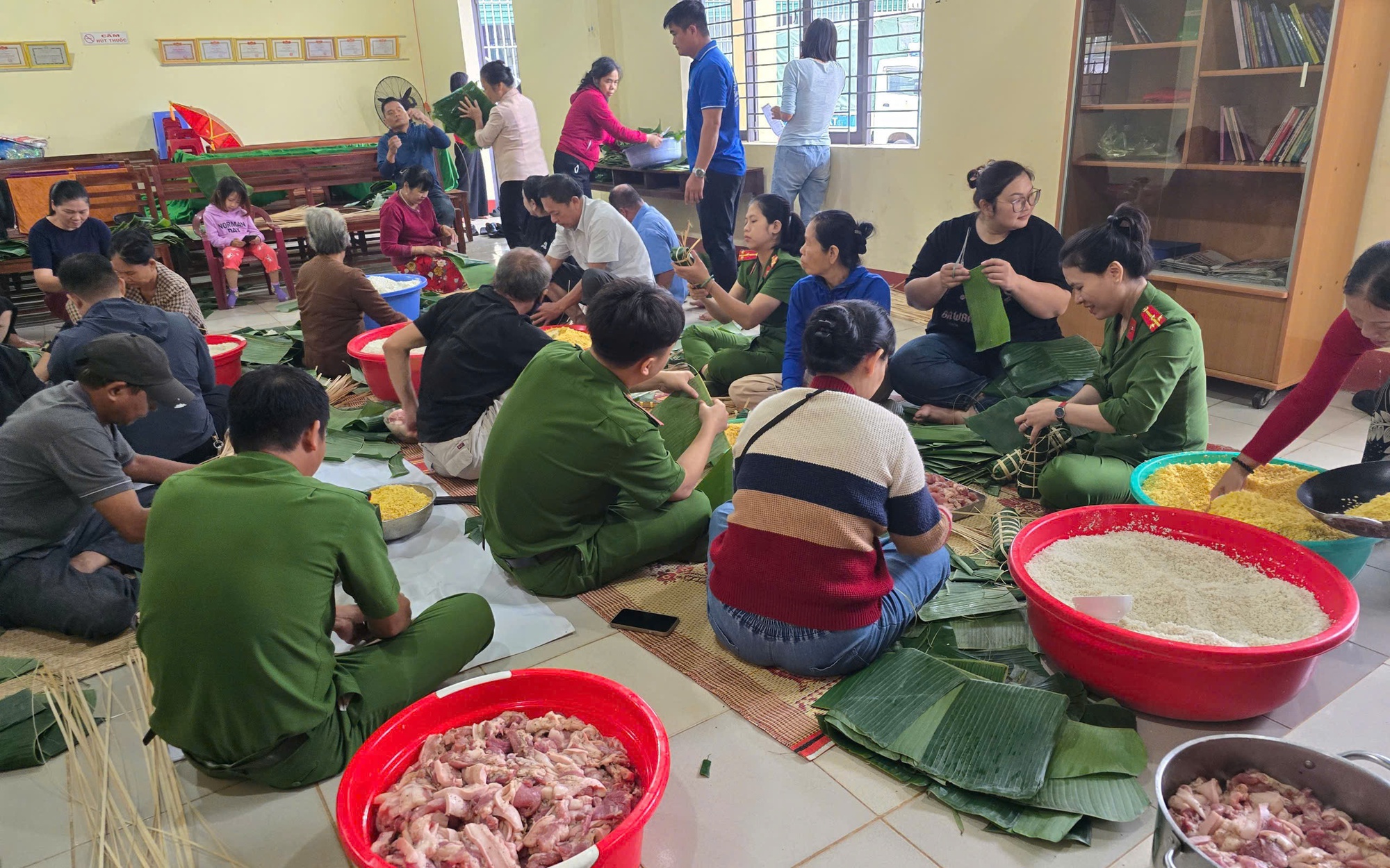 Gói hàng ngàn cái bánh chưng, bánh tét cứu trợ đồng bào vùng lũ lụt