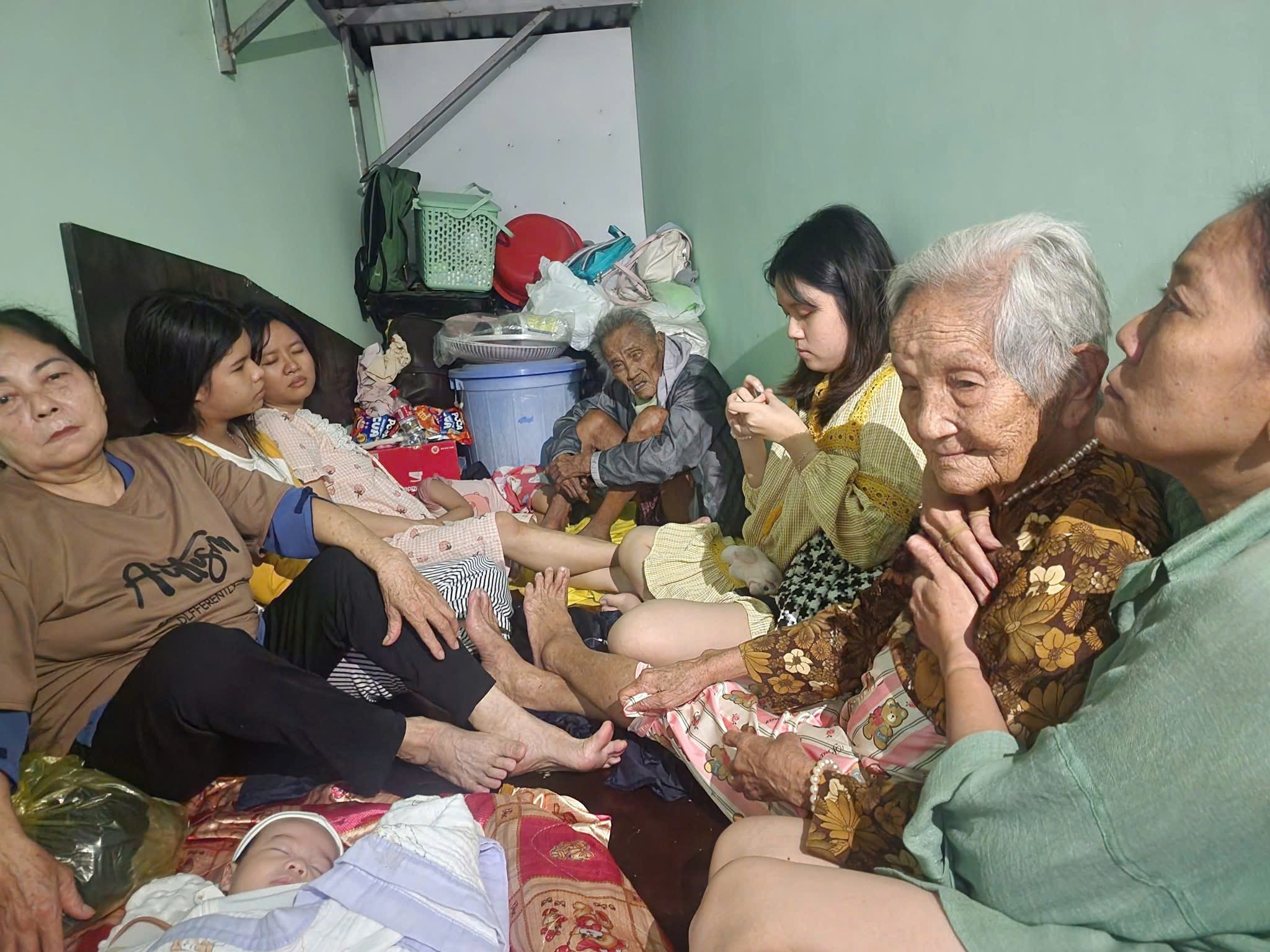 [eMagazine] - H&igrave;nh ảnh người d&acirc;n miền Trung oằn m&igrave;nh giữa biển lũ - Ảnh 4.