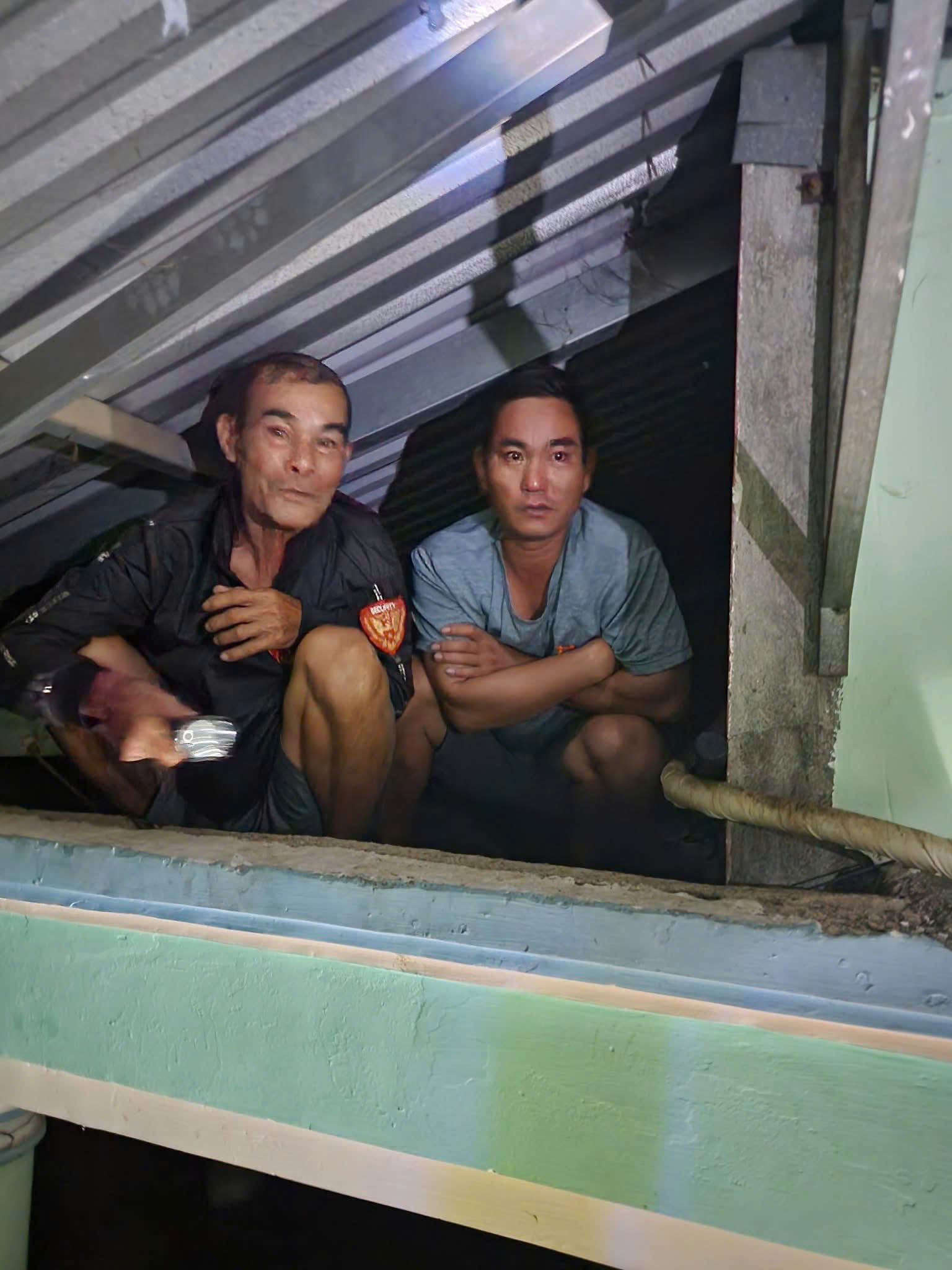 [eMagazine] - H&igrave;nh ảnh người d&acirc;n miền Trung oằn m&igrave;nh giữa biển lũ - Ảnh 5.